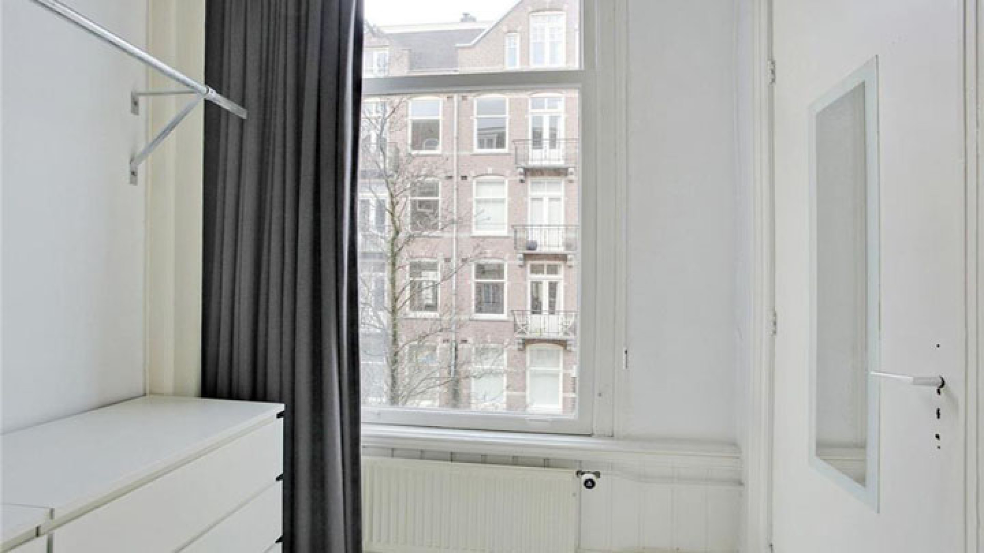 Ewout Genemans zet zijn Amsterdamse appartement te koop. Zie foto's 14