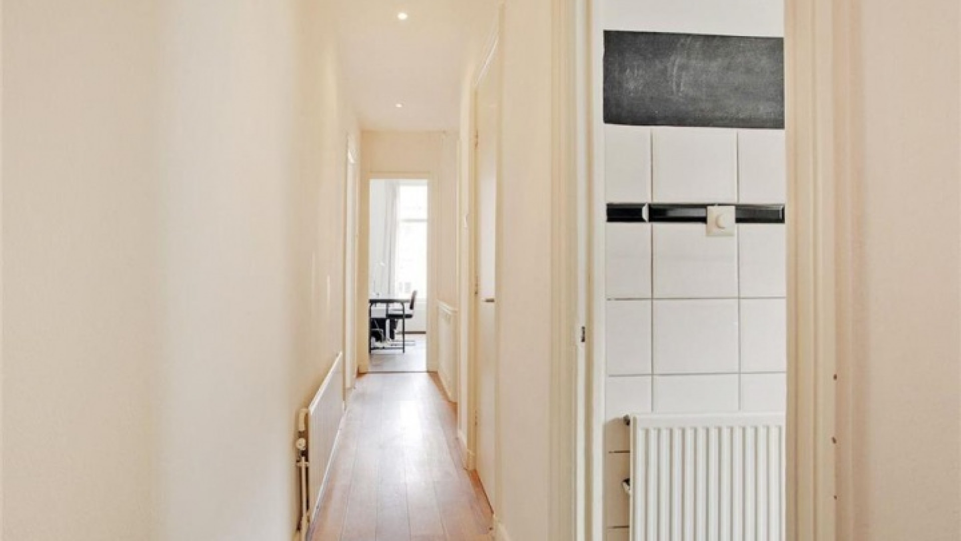 Ewout Genemans zet zijn Amsterdamse appartement te koop. Zie foto's 15