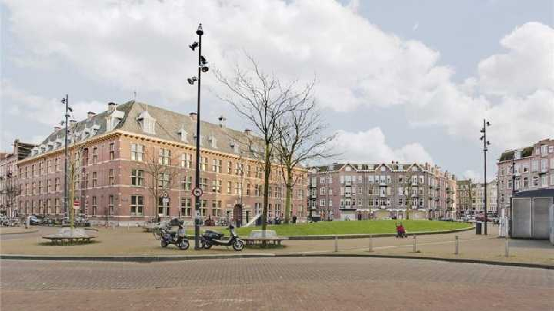 Ewout Genemans zet zijn Amsterdamse appartement te koop. Zie foto's 19