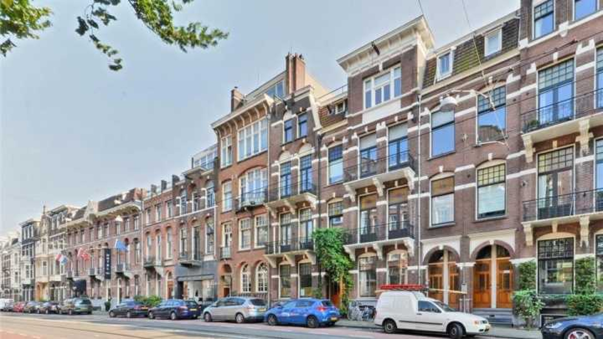 Daan Schuurmans zet zijn dubbele bovenhuis in Amsterdam Zuid te koop. Zie foto's 20