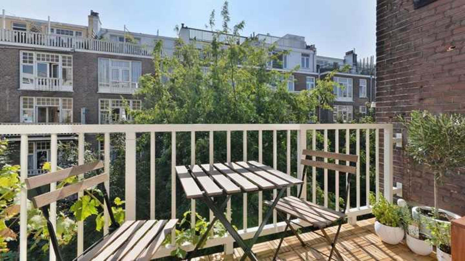 Daan Schuurmans zet zijn dubbele bovenhuis in Amsterdam Zuid te koop. Zie foto's 9
