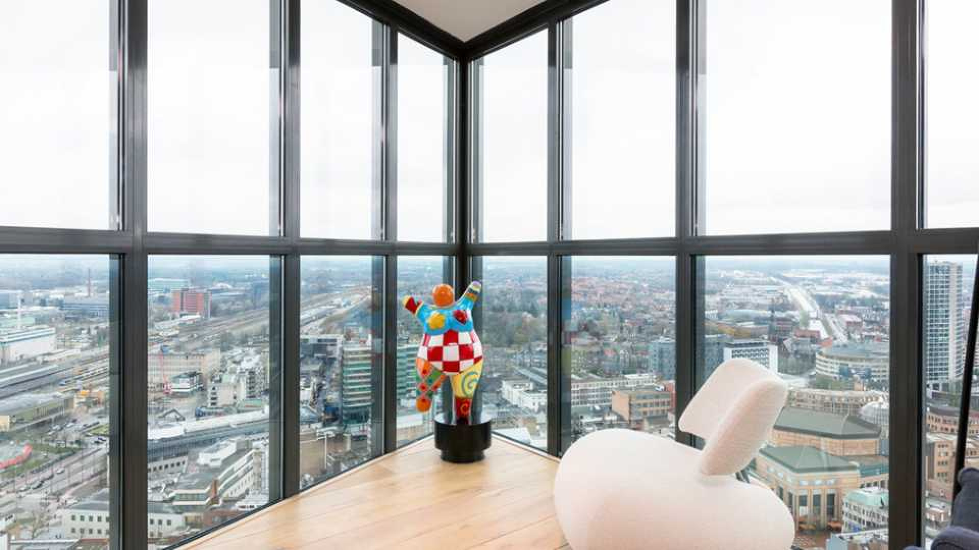 Amanda Krabbe en haar man Harrie Kolen zetten hun luxe penthouse in stille verkoop. Zie foto's 10