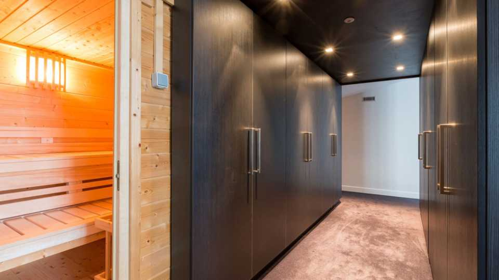 Amanda Krabbe en haar man Harrie Kolen zetten hun luxe penthouse in stille verkoop. Zie foto's 23