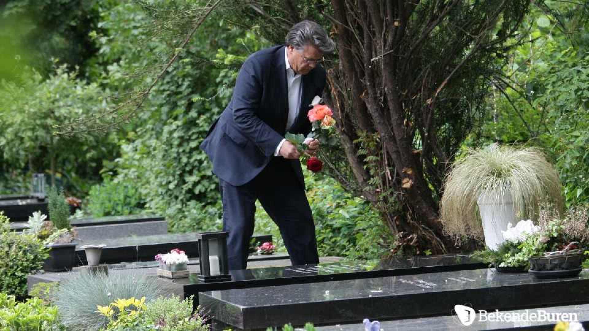 Emile Ratelband bezoekt eenzaam en verdrietig het graf van Gitta. Zie exclusieve foto's 5