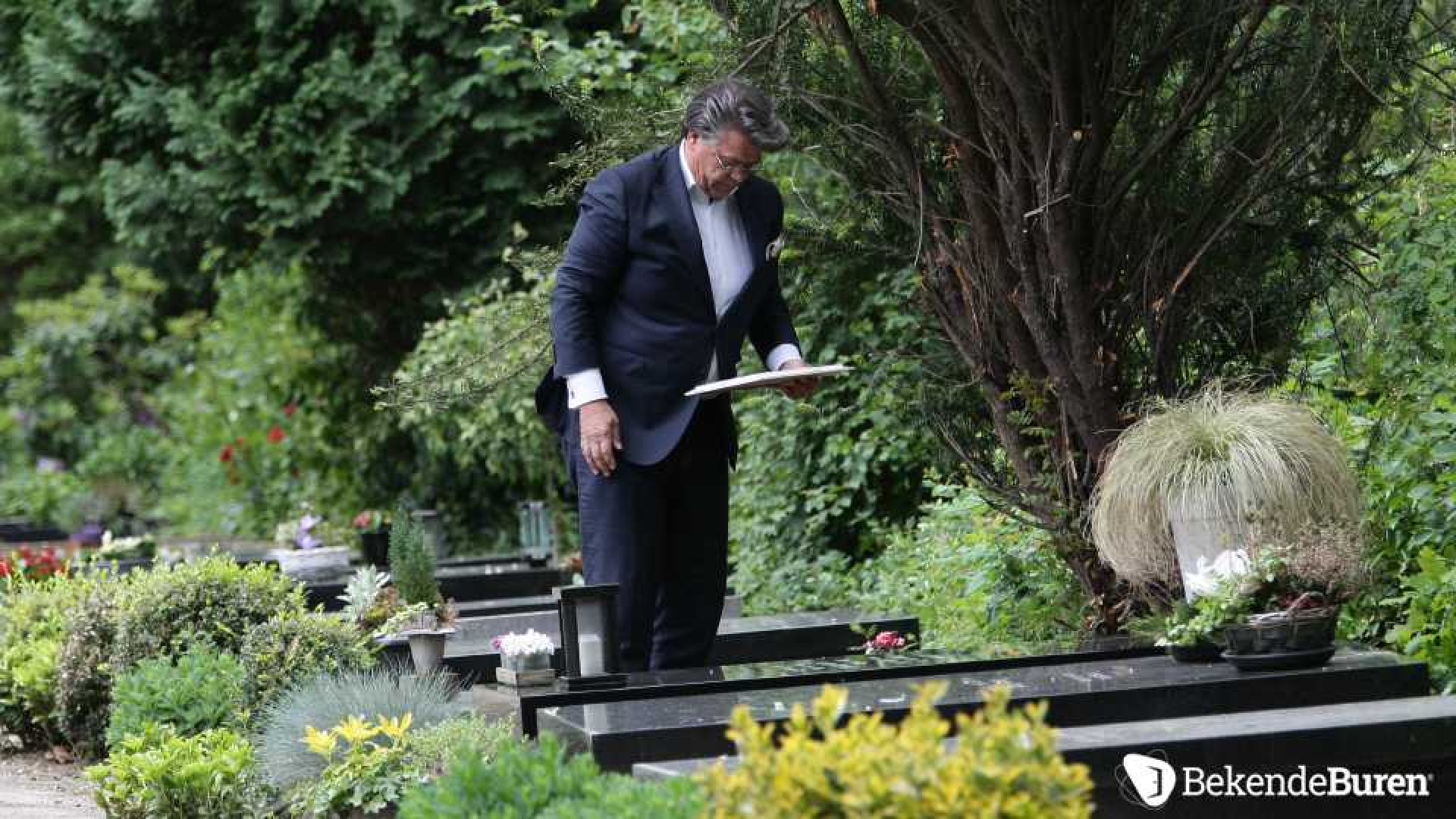 Emile Ratelband bezoekt eenzaam en verdrietig het graf van Gitta. Zie exclusieve foto's 8
