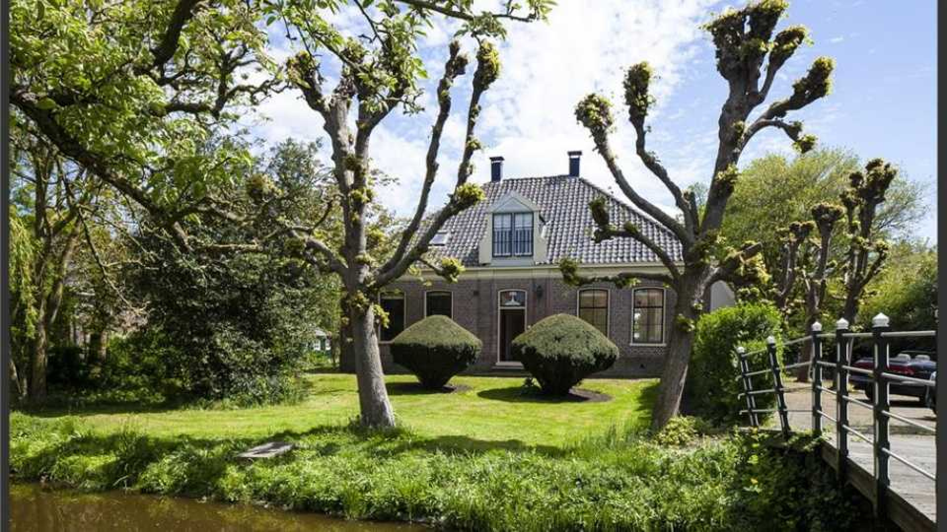 Trijntje Oosterhuis zet haar prachtige landelijke villa te koop. Zie foto's 1