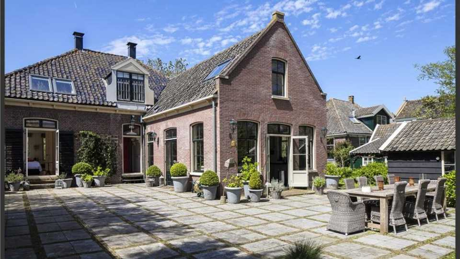 Trijntje Oosterhuis zet haar prachtige landelijke villa te koop. Zie foto's 2