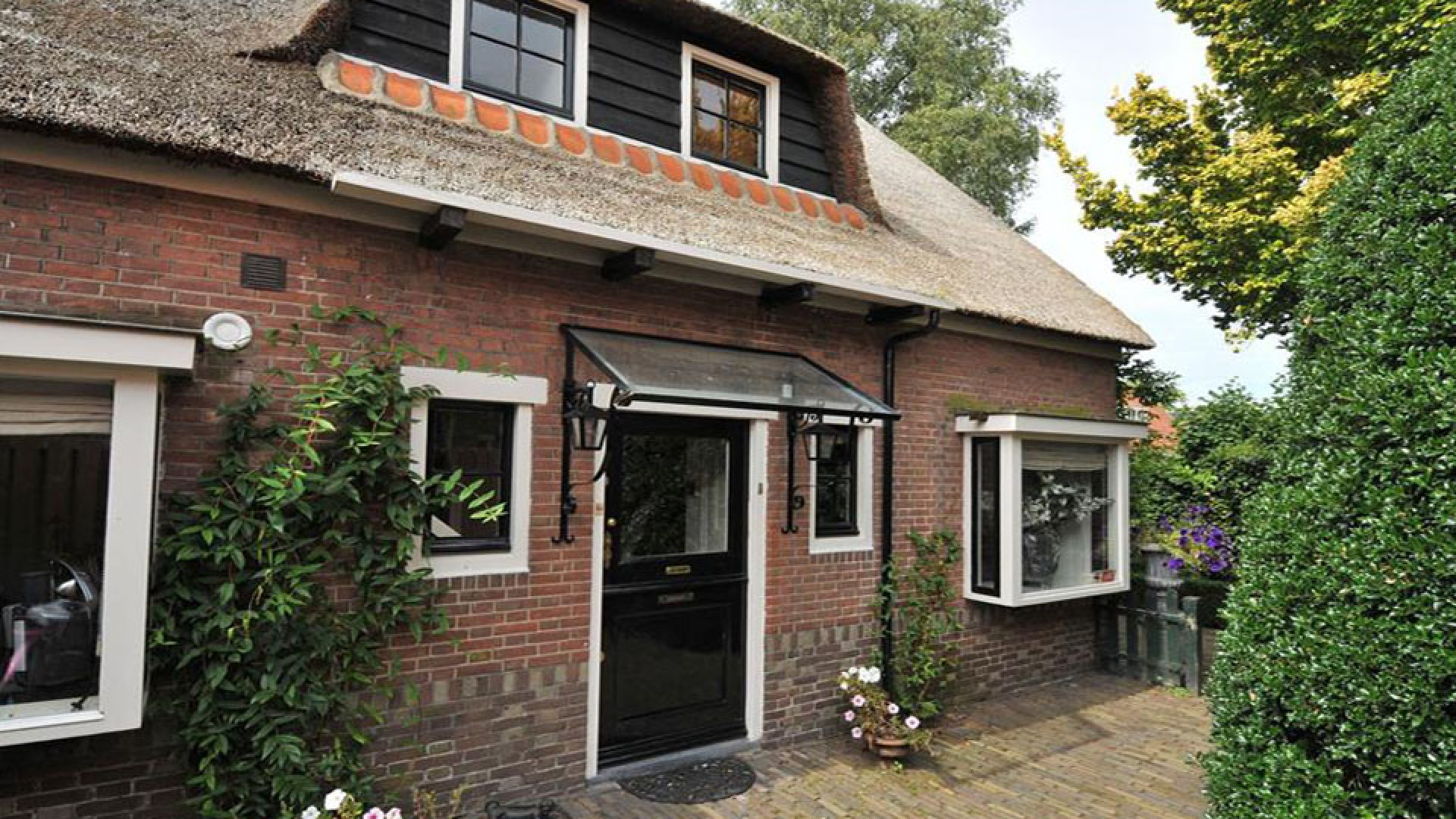 Rosanna Kluivert zet haar villa te koop. Zie foto's 1
