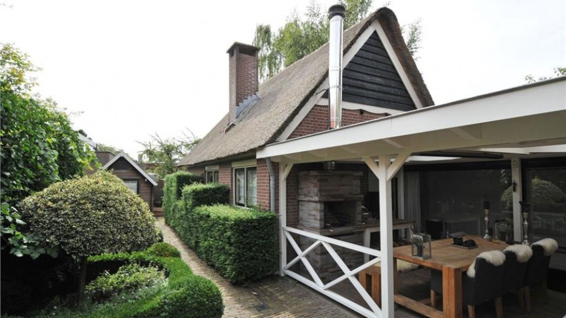 Rosanna Kluivert haalt haar Gooise villa uit de verkoop. Zie foto's 11