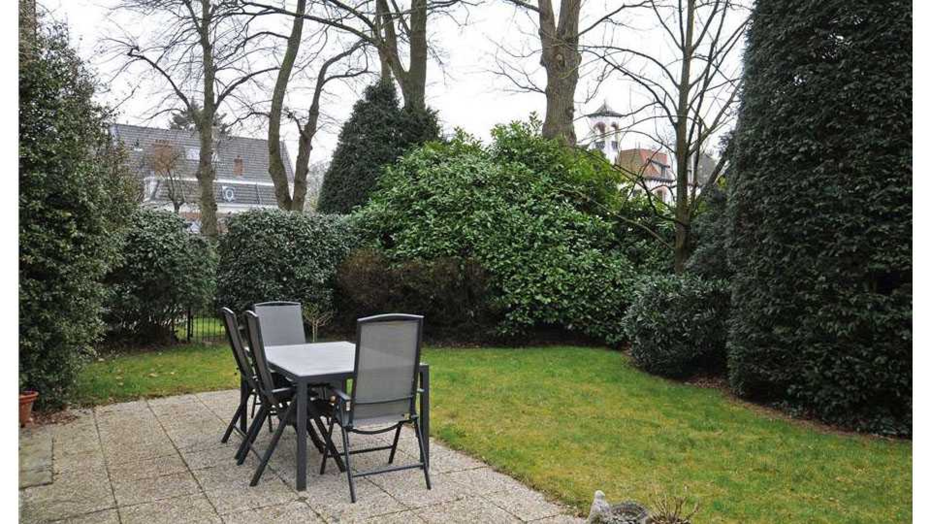 Frits Sissing koopt vrijstaande villa in het Gooi. Zie foto's 14