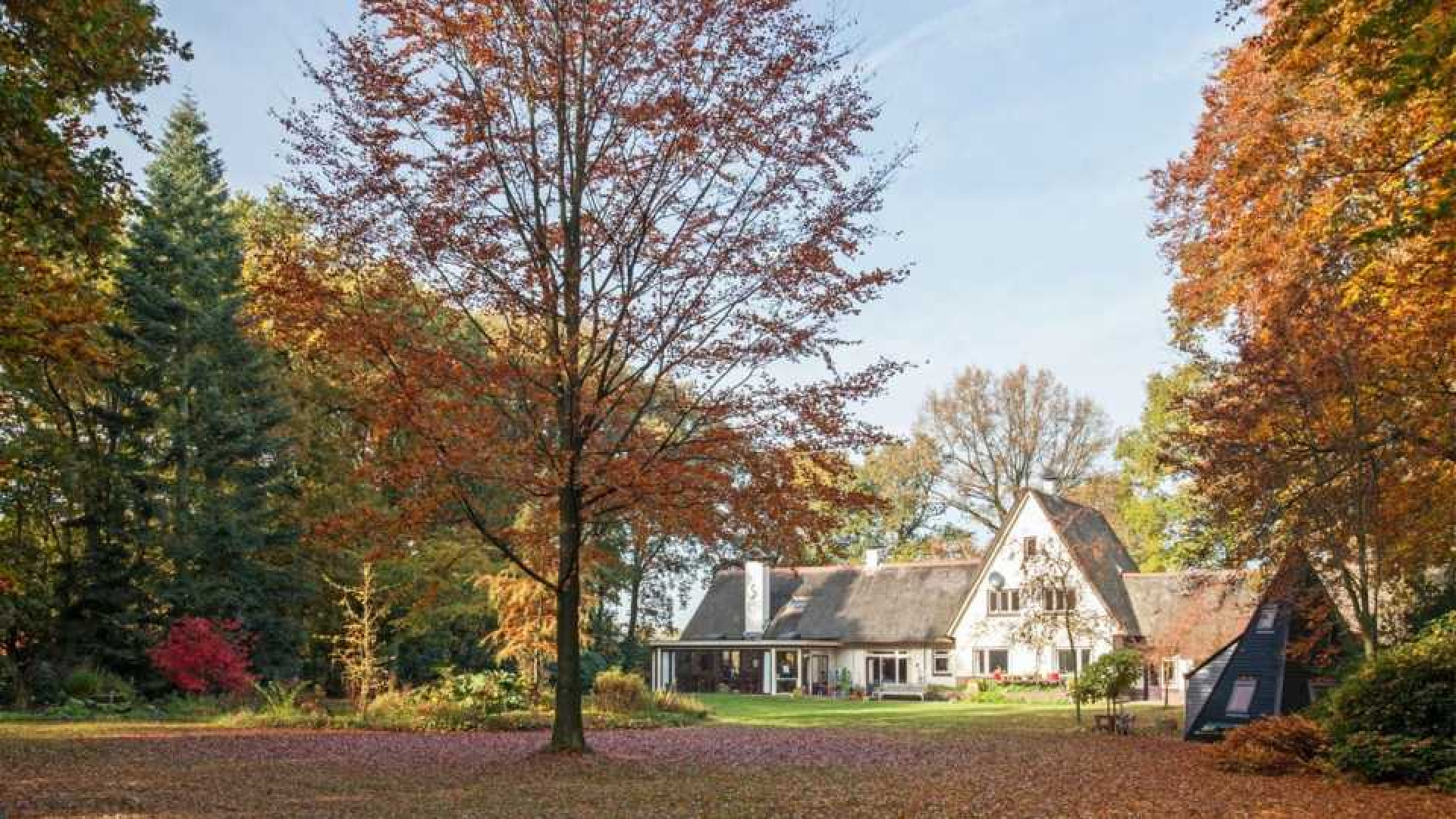 Oud PvdA coryfee Marcel van Dam zet zijn miljoenen landhuis te koop. Zie foto's 1