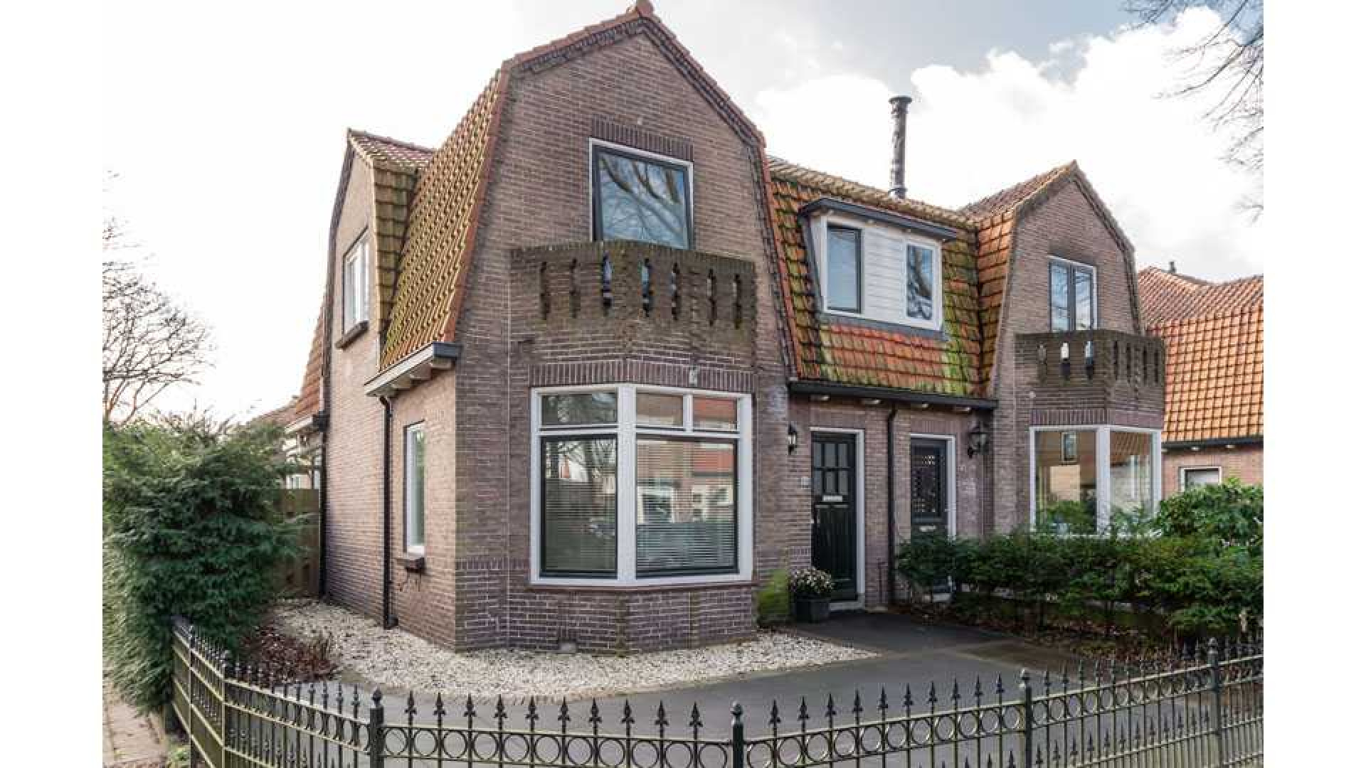 TV presentator Jeroen Latijnhouwers zet zijn Gooise huis te koop. Zie foto's 1