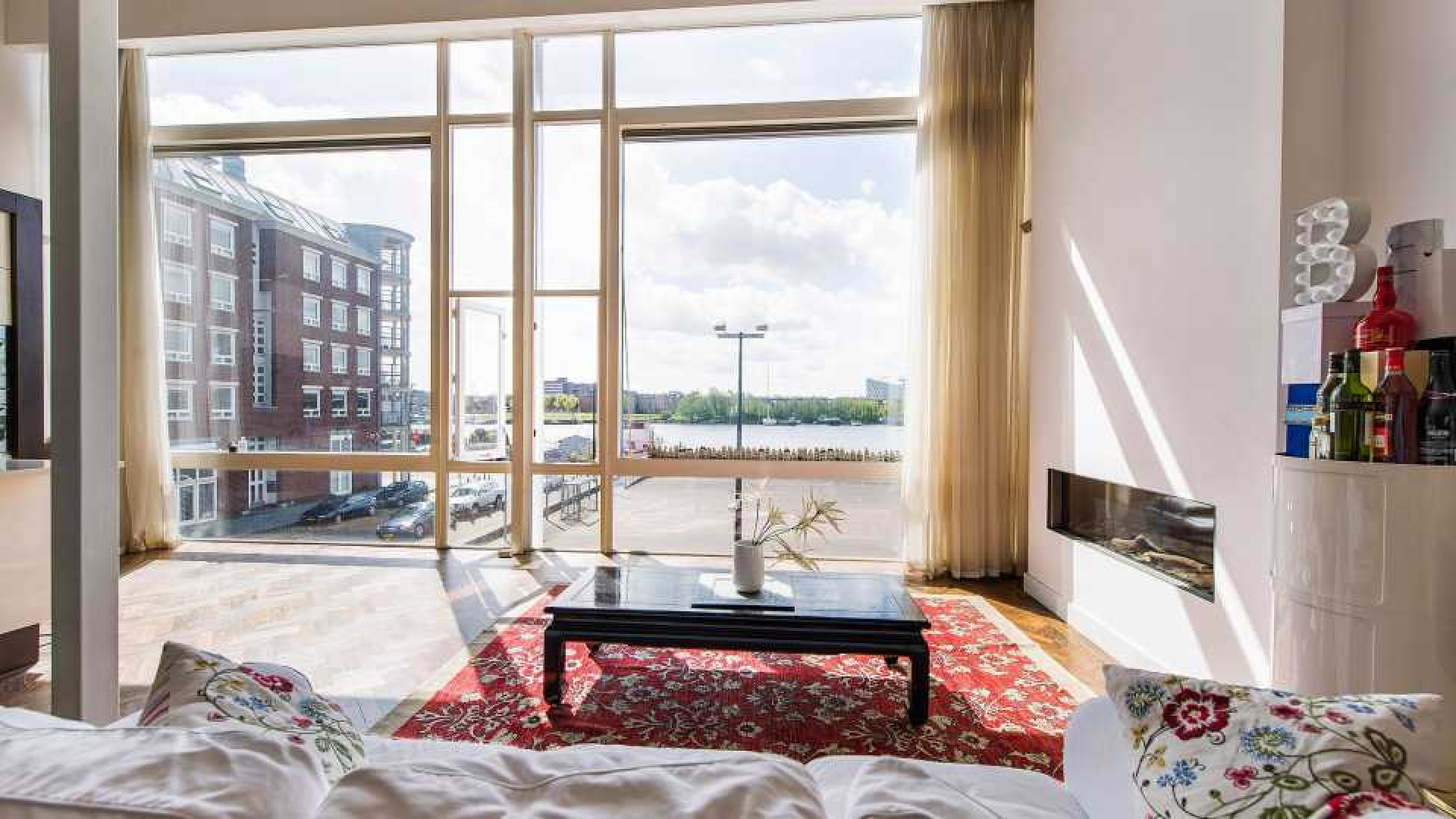 Stylist Bastiaan van Schaik verkoopt zijn penthouse in Amsterdam met tonnen euro's winst. Zie foto's 11