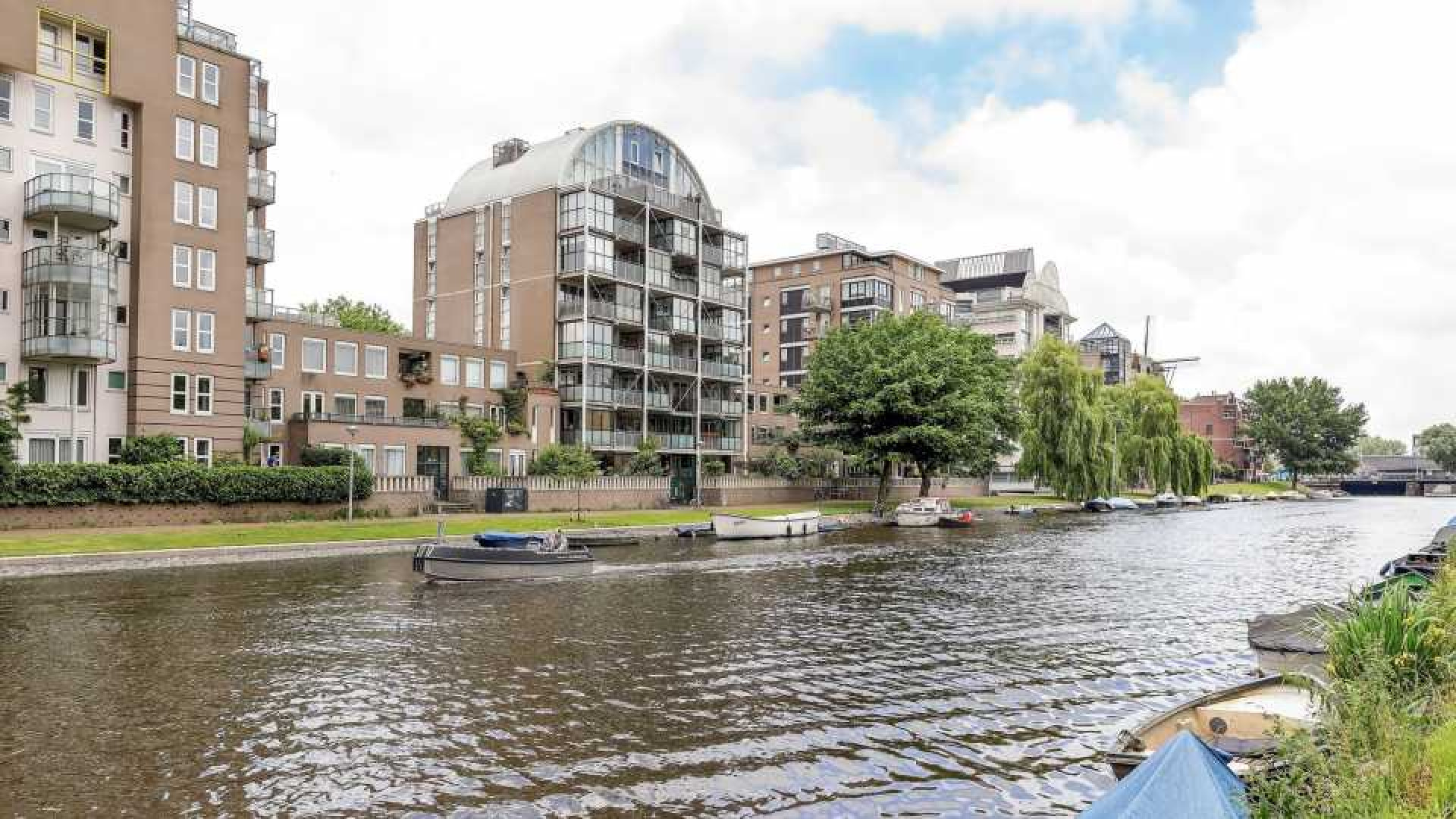 Alberto Stegeman zet zijn luxe Amsterdamse appartement aan het water in de verkoop. Zie foto's 1