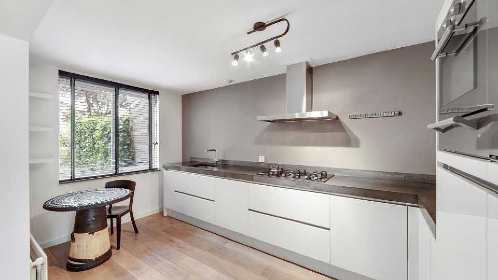 Alberto Stegeman zet zijn luxe Amsterdamse appartement aan het water in de verkoop. Zie foto's 8