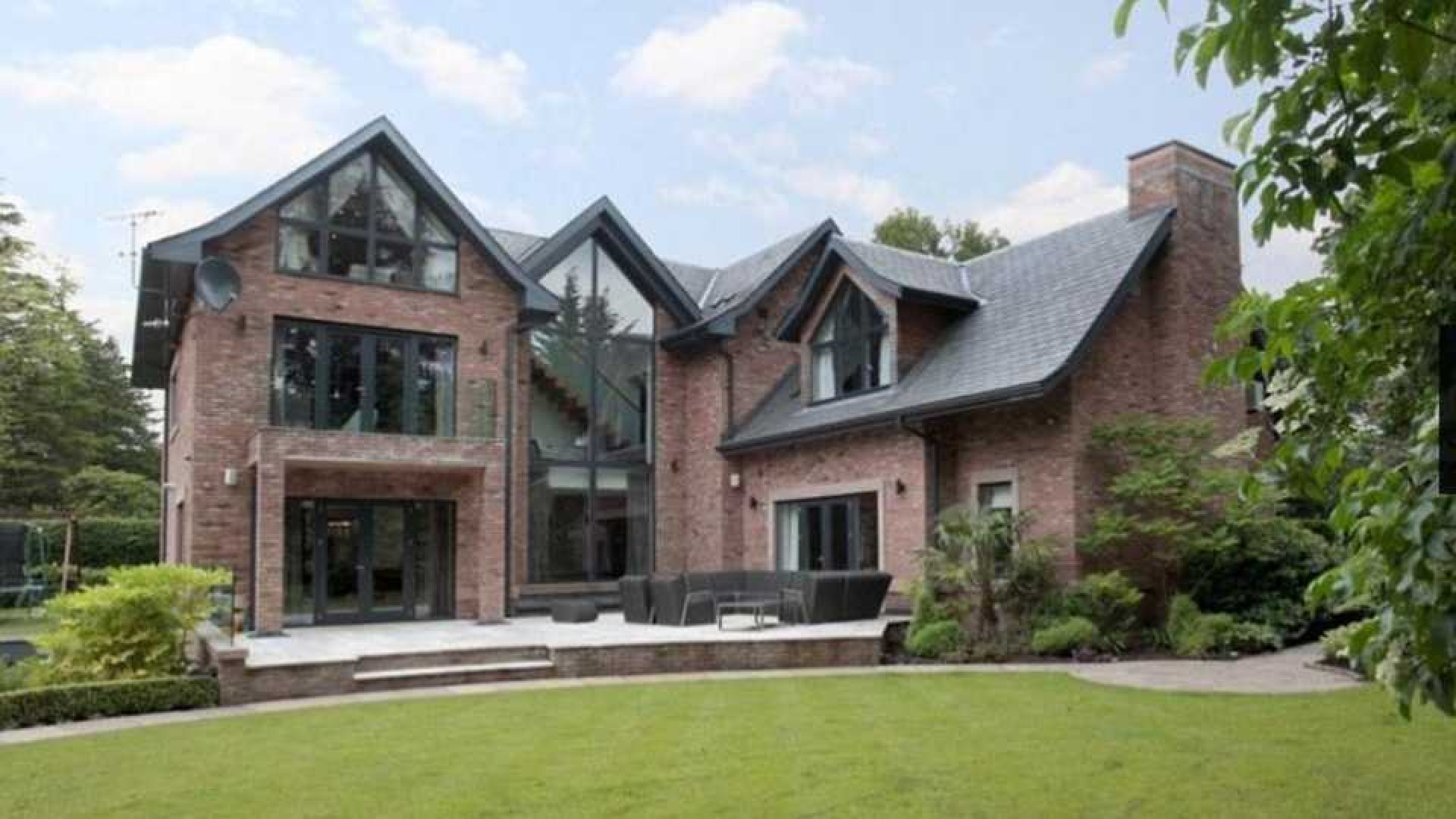 Memphis Depay huurt waanzinnig luxe villa in Manchester met eigen indoor voetbalveldje. Zie foto's 1