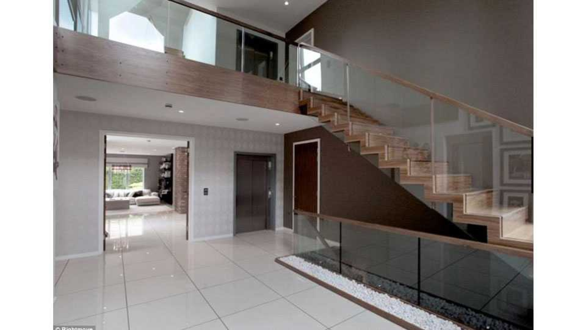 Memphis Depay huurt waanzinnig luxe villa in Manchester met eigen indoor voetbalveldje. Zie foto's 10
