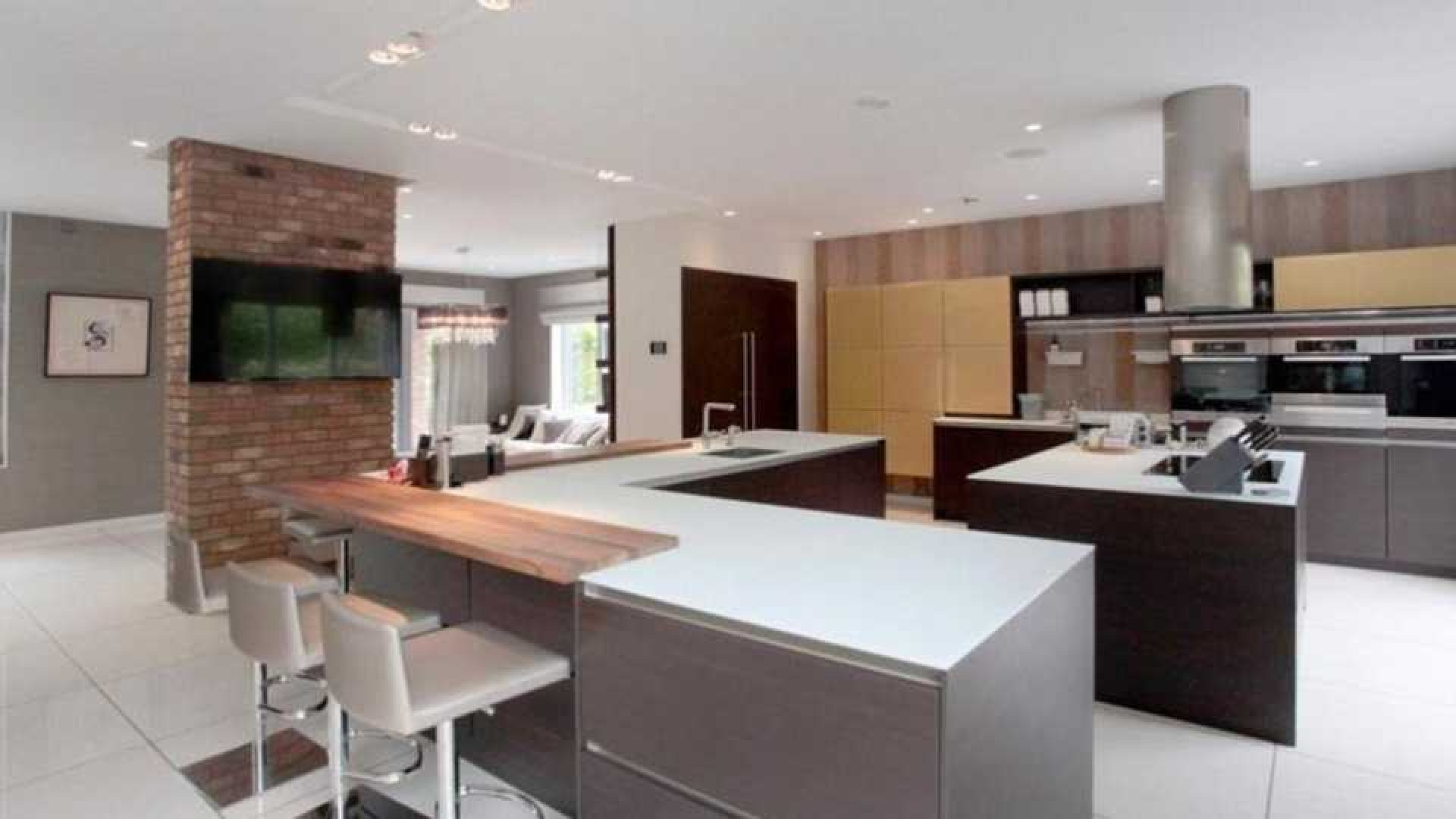 Memphis Depay huurt waanzinnig luxe villa in Manchester met eigen indoor voetbalveldje. Zie foto's 12