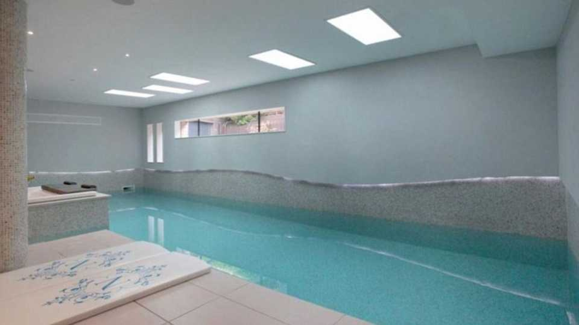 Memphis Depay huurt waanzinnig luxe villa in Manchester met eigen indoor voetbalveldje. Zie foto's 14