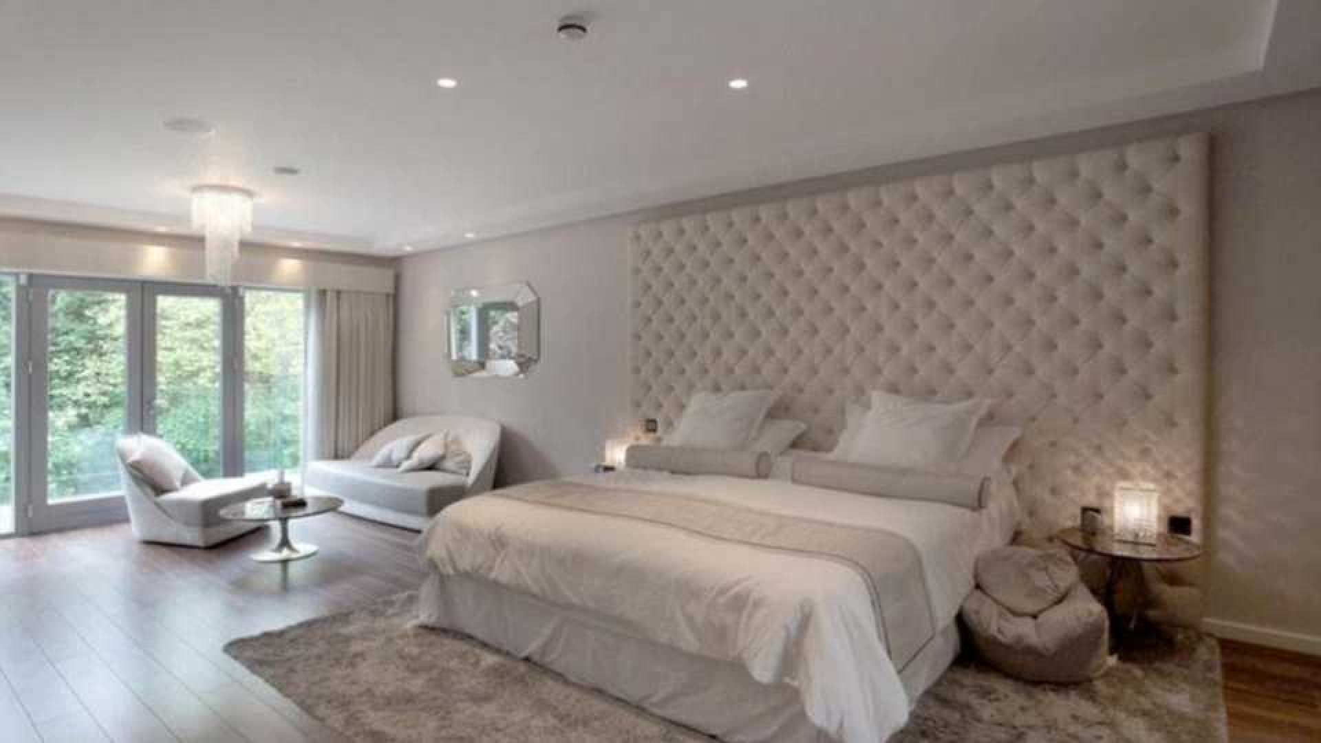 Memphis Depay huurt waanzinnig luxe villa in Manchester met eigen indoor voetbalveldje. Zie foto's 15