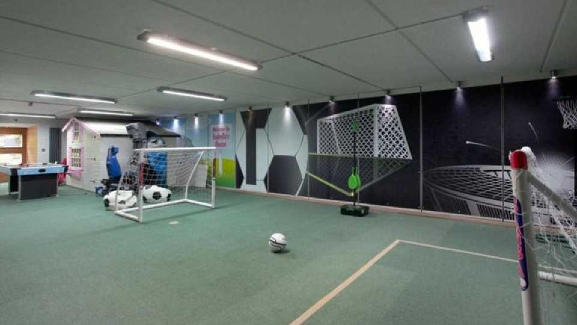 Memphis Depay huurt waanzinnig luxe villa in Manchester met eigen indoor voetbalveldje. Zie foto's 2