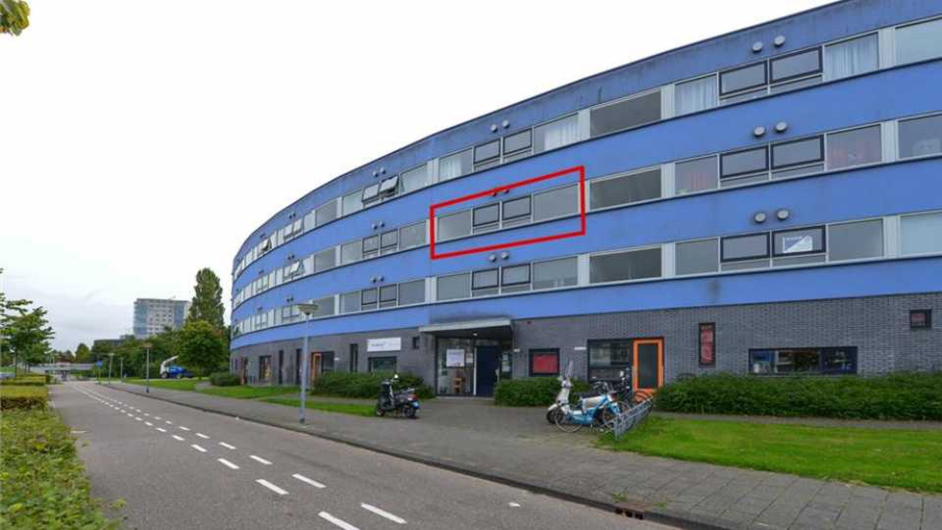 Multi-miljonair Edgar Davids koopt starterswoning in Almere. Zie foto's 12
