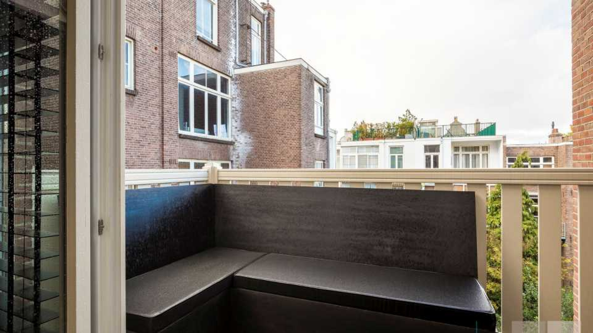 Leco van Zadelhoff zet zijn luxe appartement in Amsterdam Zuid te koop. Zie foto's 20