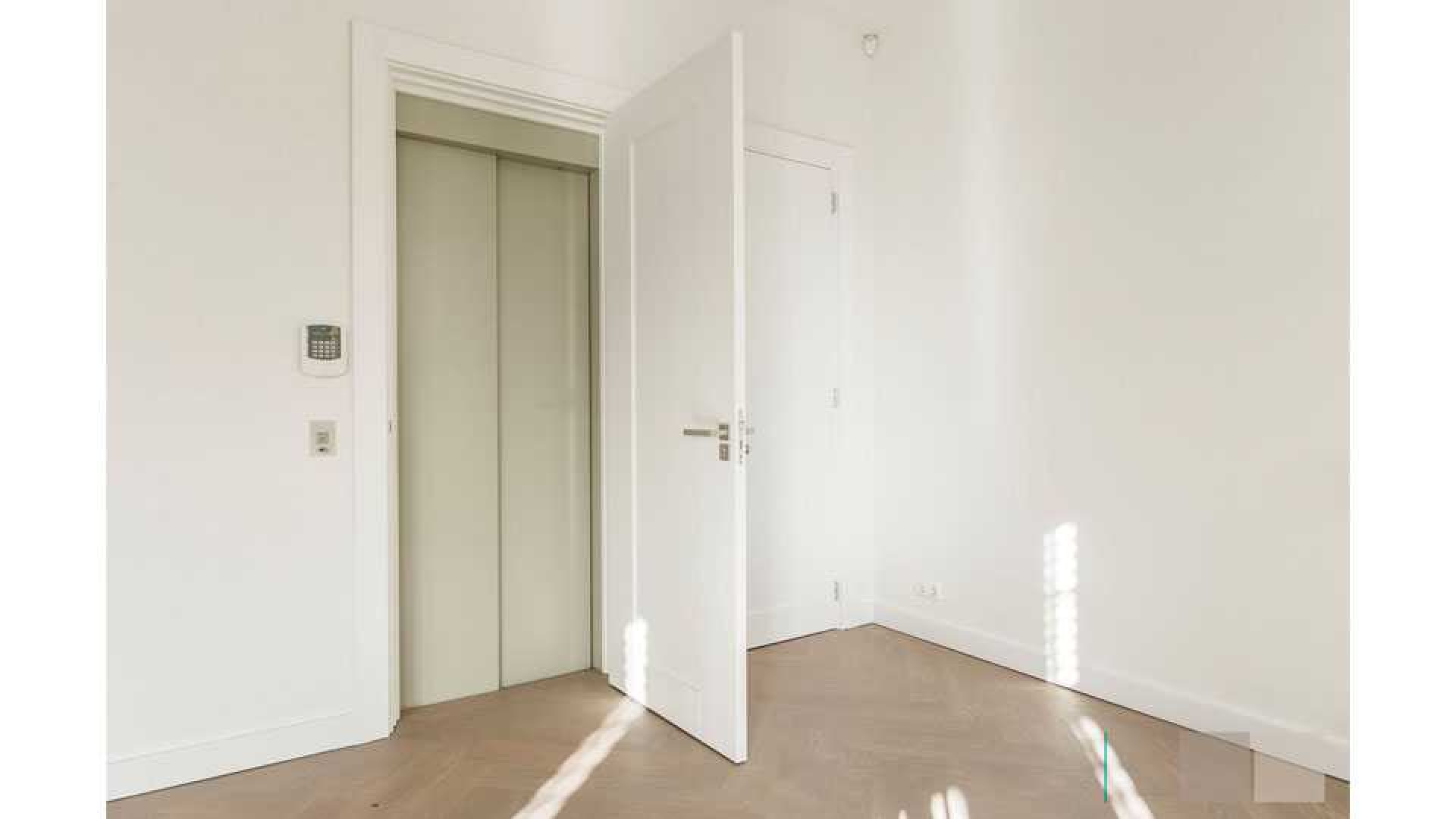 Leco van Zadelhoff zet zijn luxe appartement in Amsterdam Zuid te koop. Zie foto's 5
