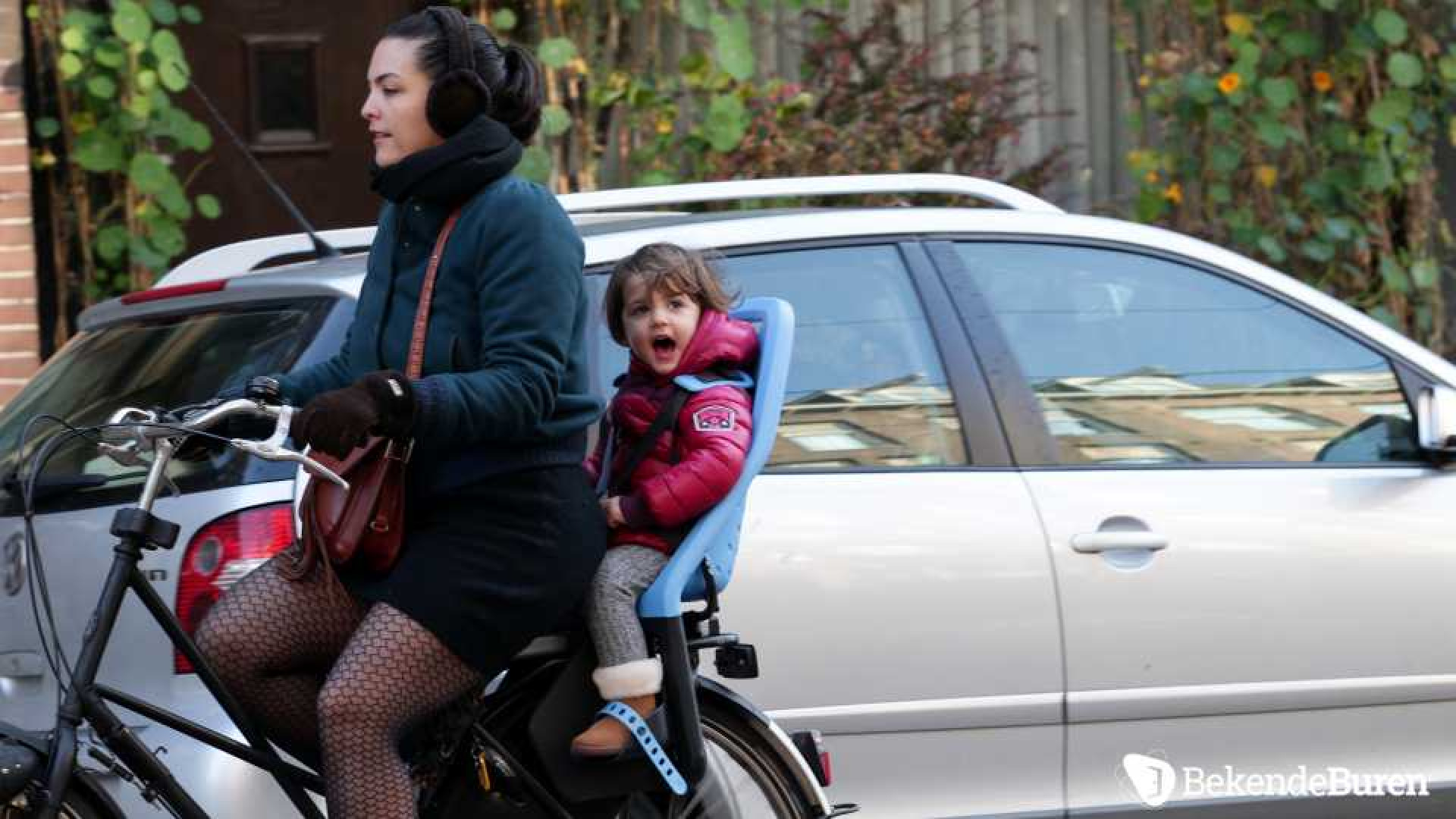Caro Emerald geniet zichtbaar van haar dochtertje. Zie exclusieve foto's