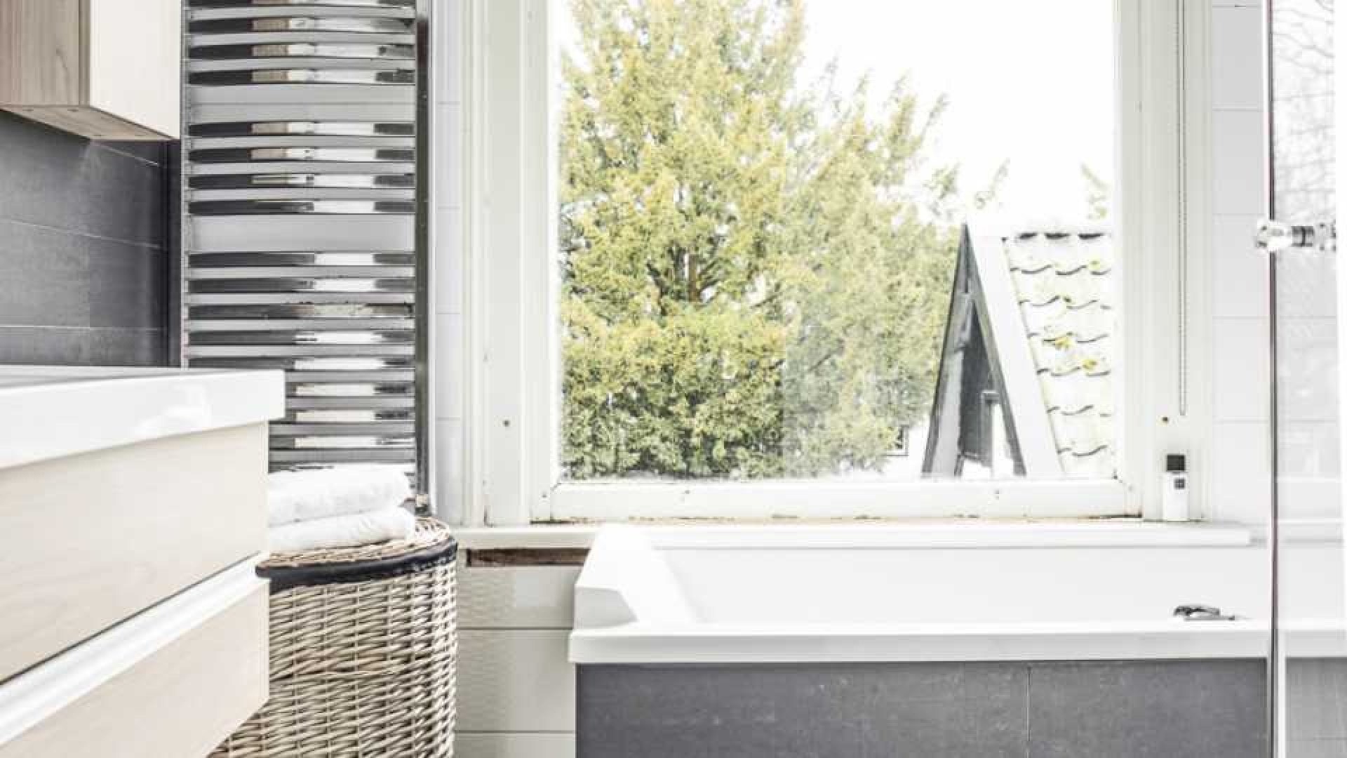 Sonja Bakker koopt miljoenen villa in het Noord Hollandse plaatsje Bergen. Zie foto's 12
