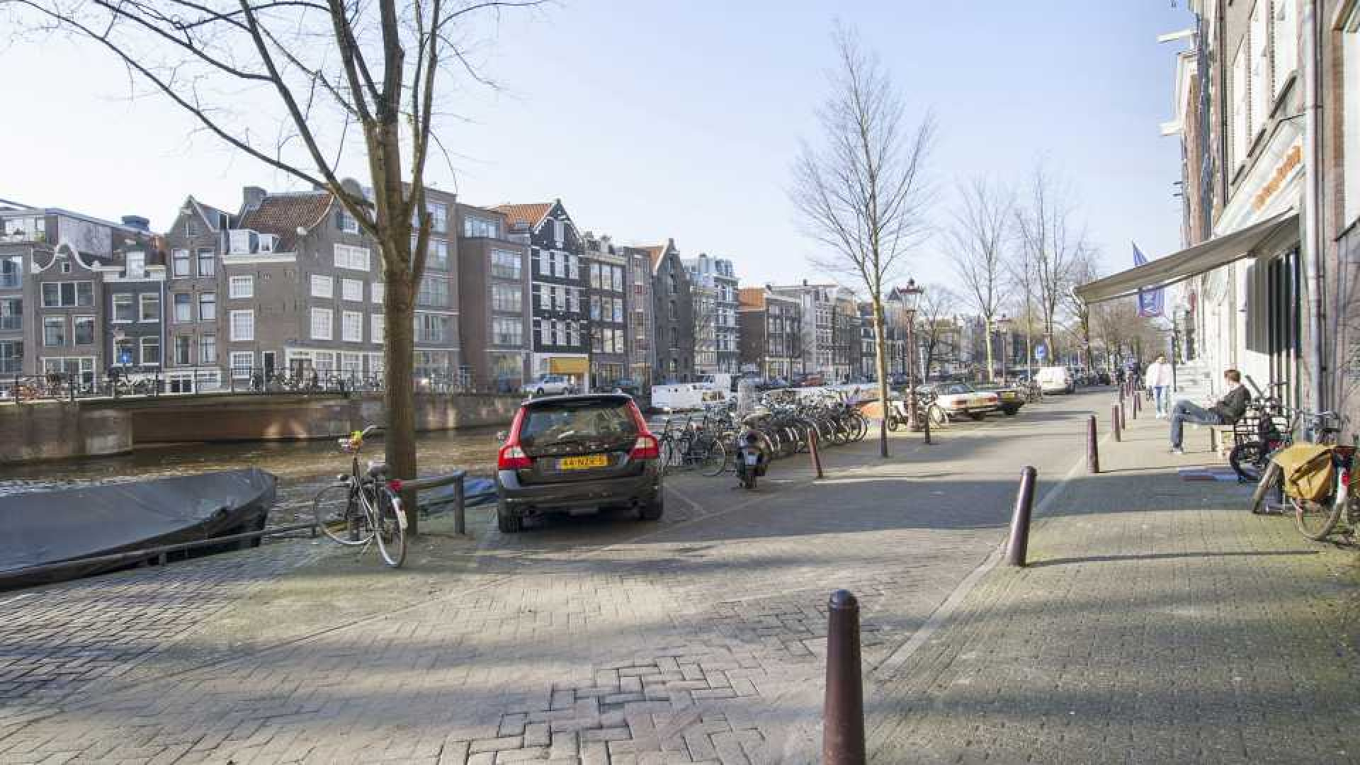 Monique van de Ven koopt grachtenappartement in Amsterdam. Zie foto's 17