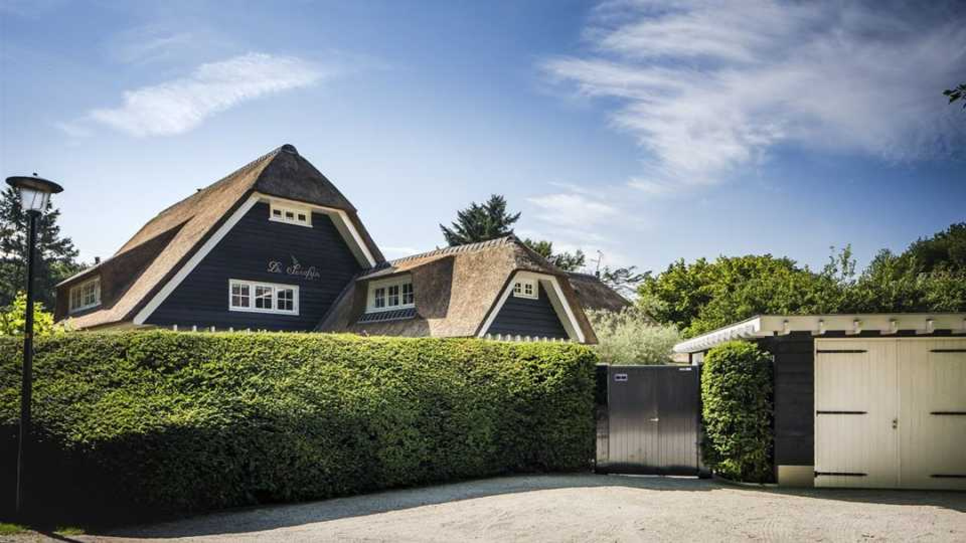 Winston Gerschtanowitz verkoopt Gooise villa met bescheiden verlies. Zie foto's 1