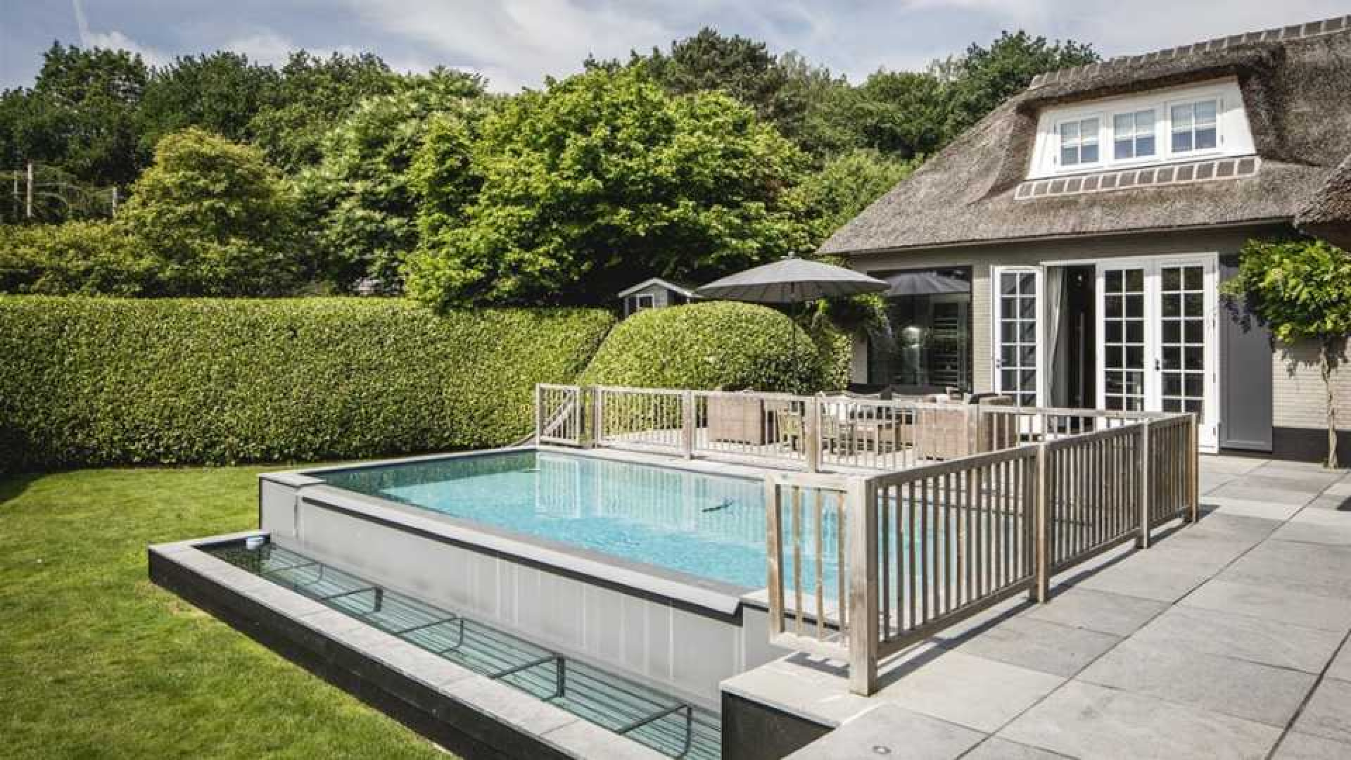 Winston en Renate Gerschtanowitz zetten hun villa met buiten zwembad te koop. Zie foto's 15