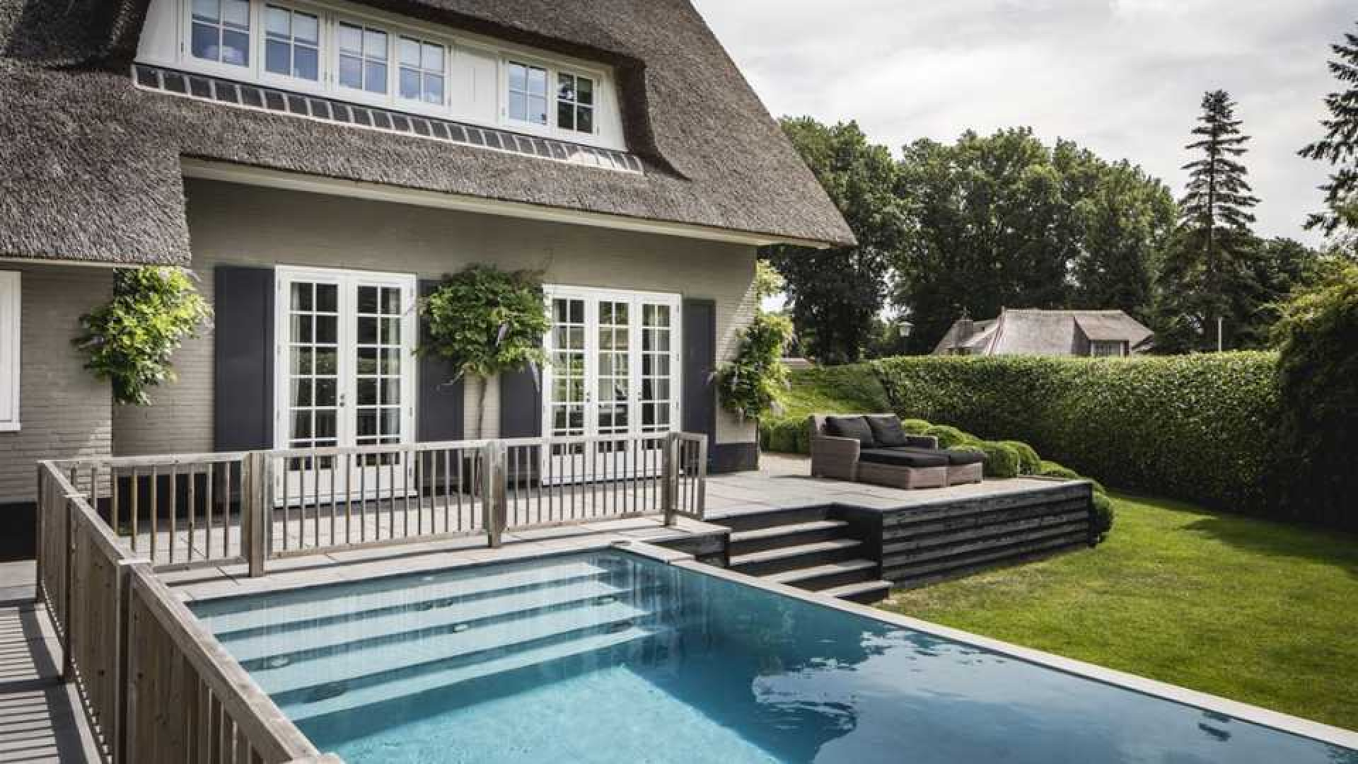 Winston en Renate Gerschtanowitz zetten hun villa met buiten zwembad te koop. Zie foto's 17