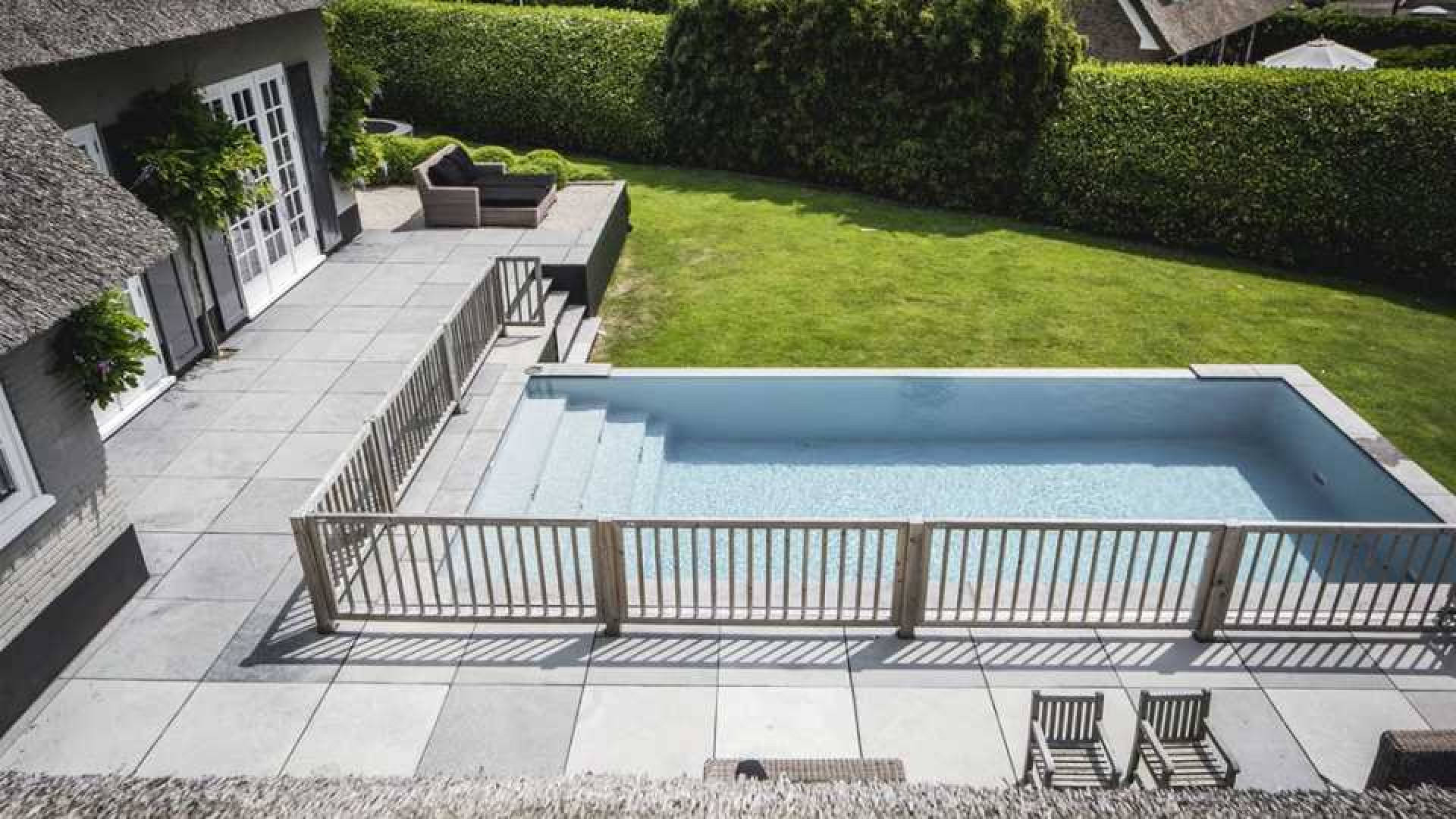 Winston en Renate Gerschtanowitz zetten hun villa met buiten zwembad te koop. Zie foto's 18