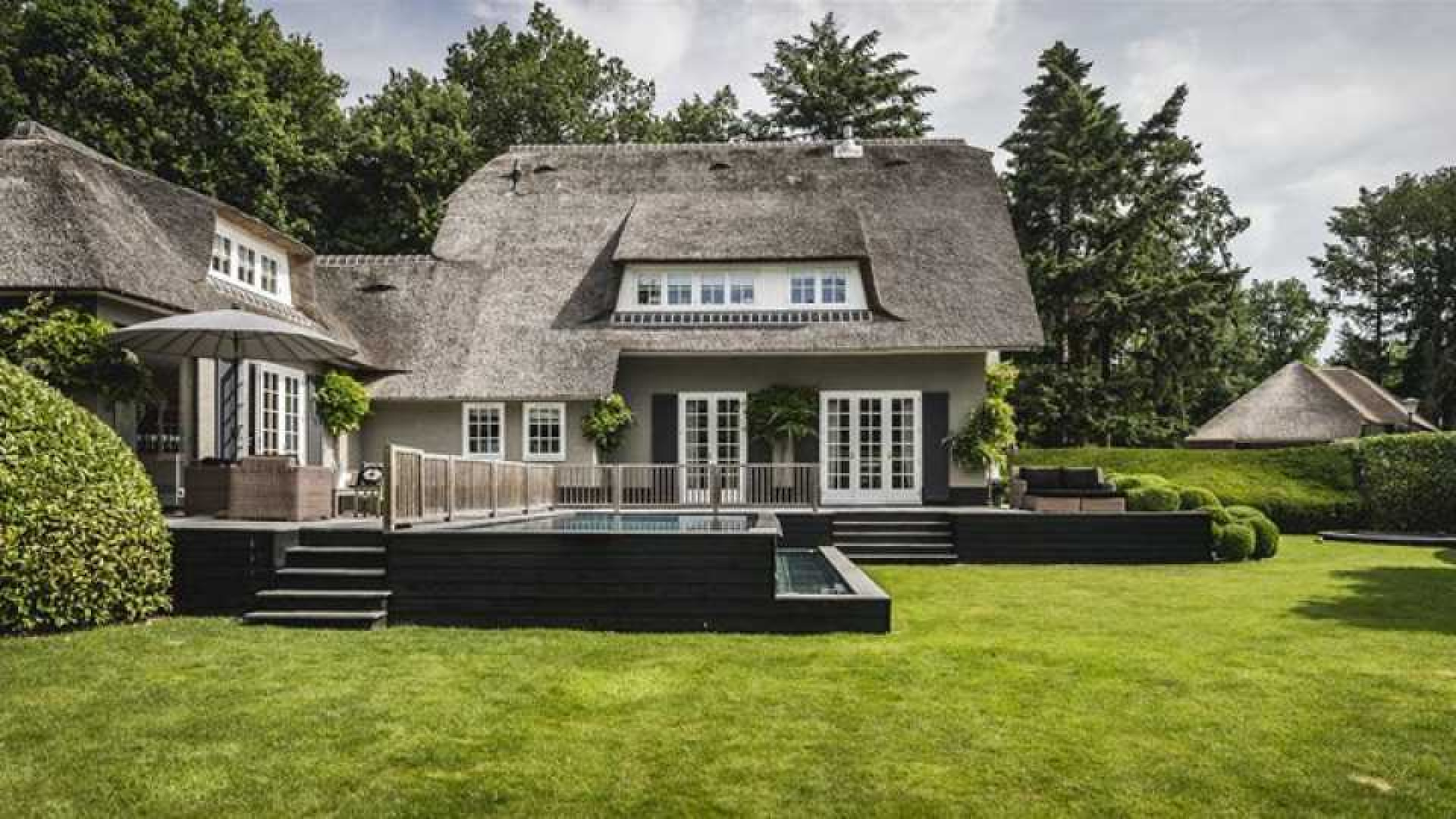 Winston en Renate Gerschtanowitz zetten hun villa met buiten zwembad te koop. Zie foto's 2