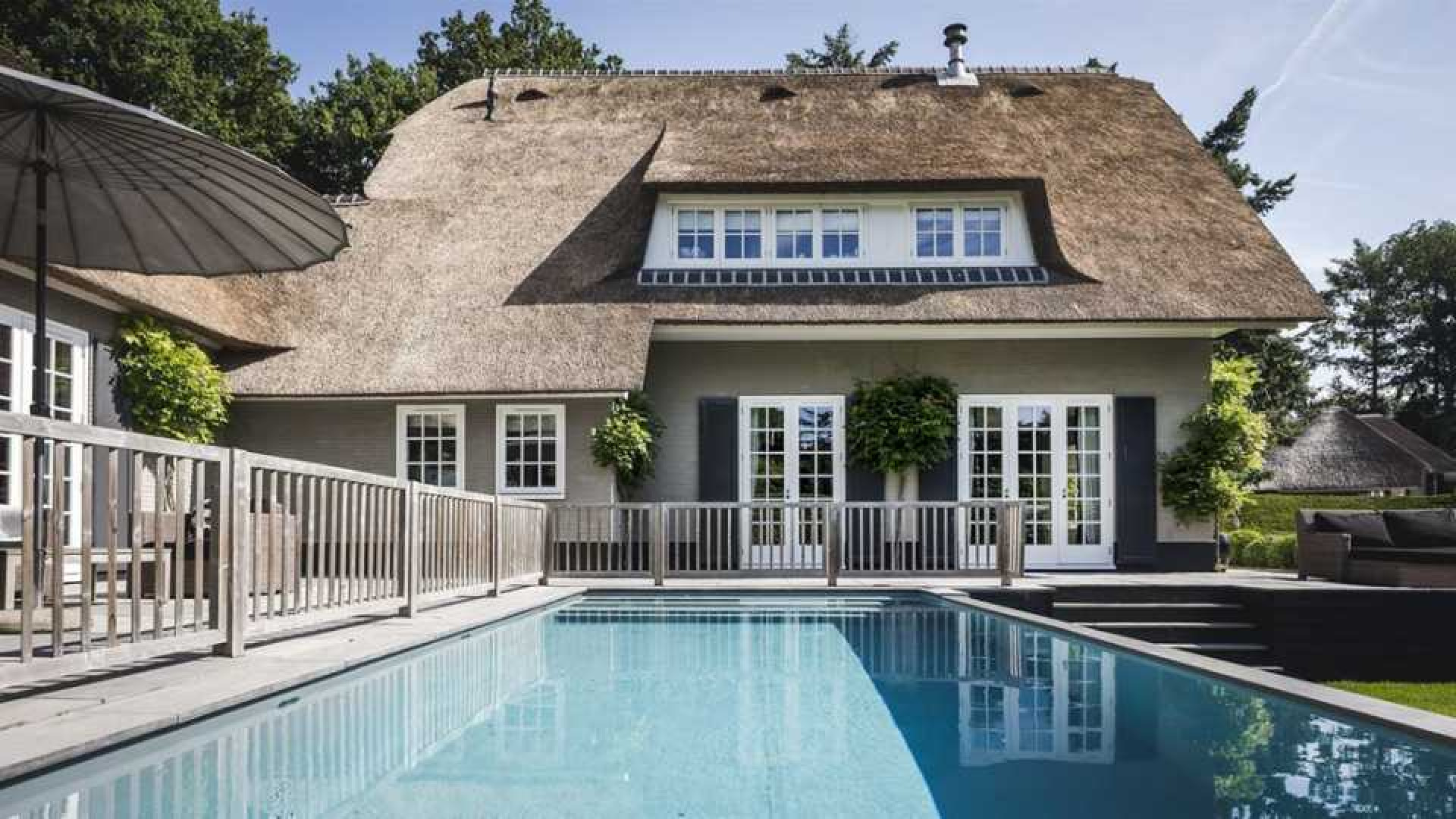 Winston en Renate Gerschtanowitz zetten hun villa met buiten zwembad te koop. Zie foto's 3