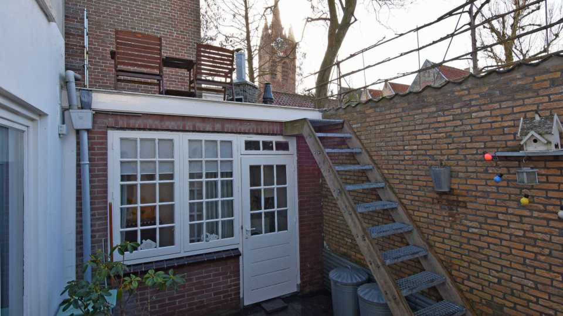 In dit grachtenappartementje in Delft groeide de liefde tussen Johnny de Mol en zijn vrouw Anouk 16
