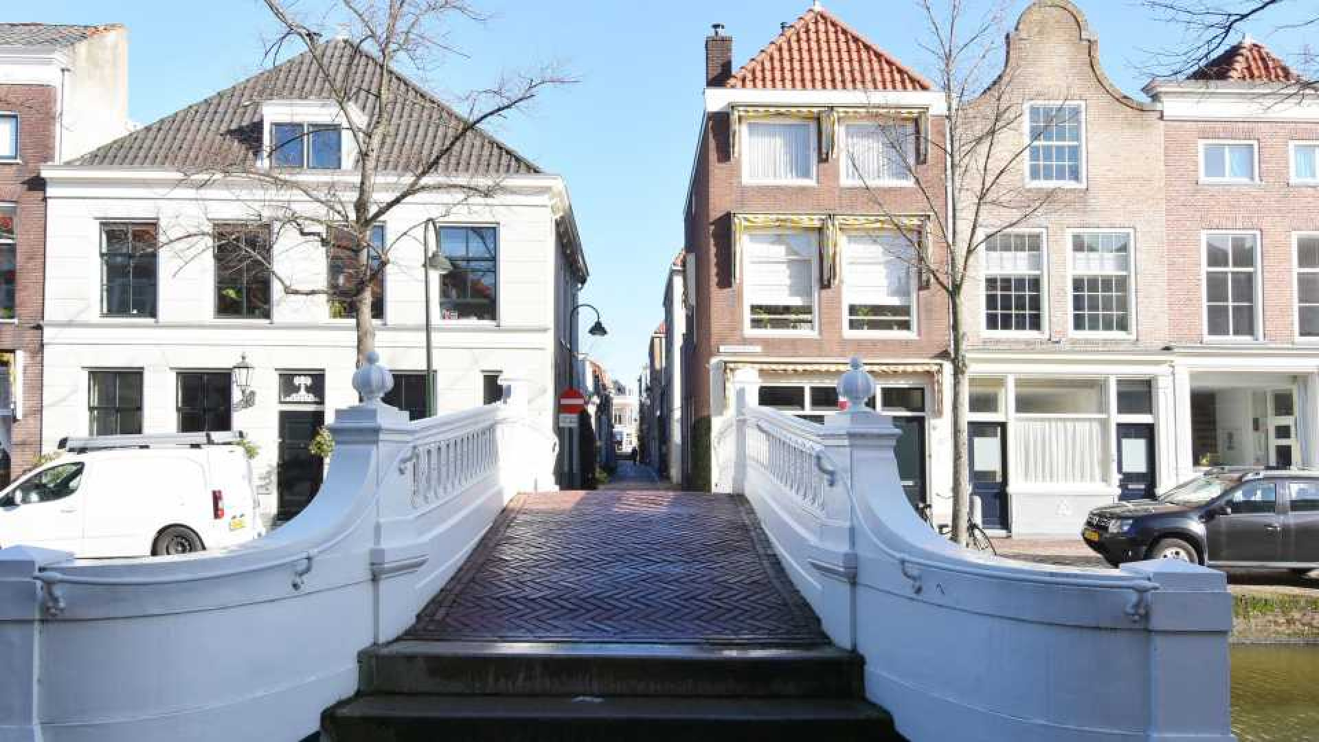 Vrouw van Johnny de Mol haalt haar eigen woning uit de verkoop. 18