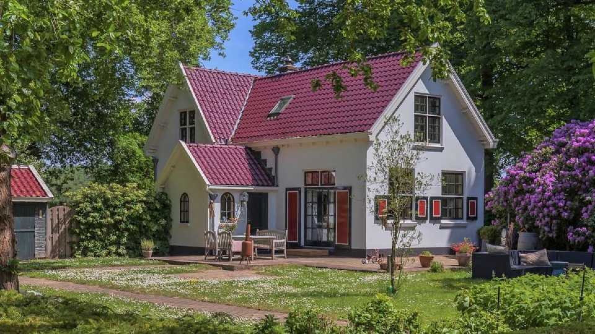 Floortje Dessing koopt Hans en Grietje huis met sprookjestuin. 1