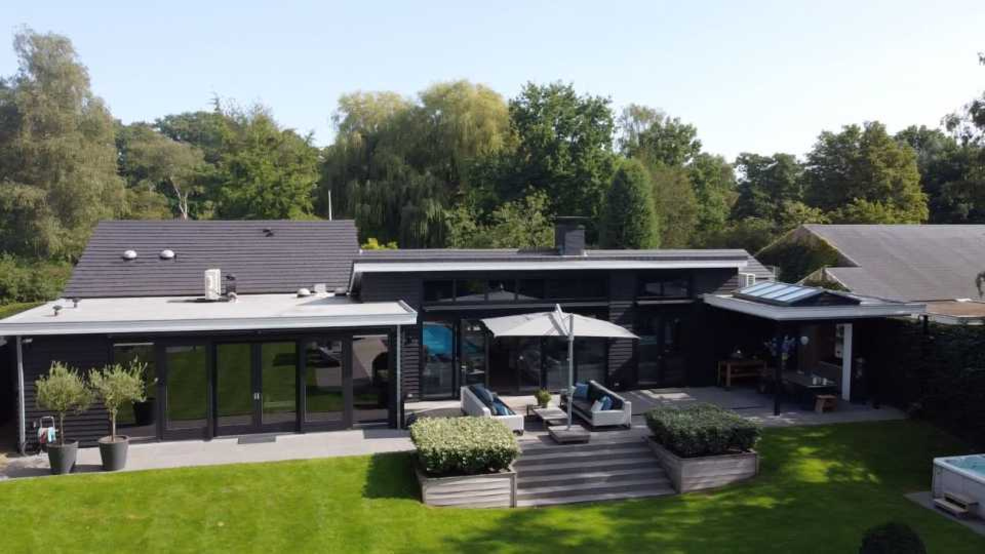 Ronald Koeman verkoopt gisteren zijn miljoenen villa in het Gooi zwaar boven de vraagprijs. Zie foto's 16
