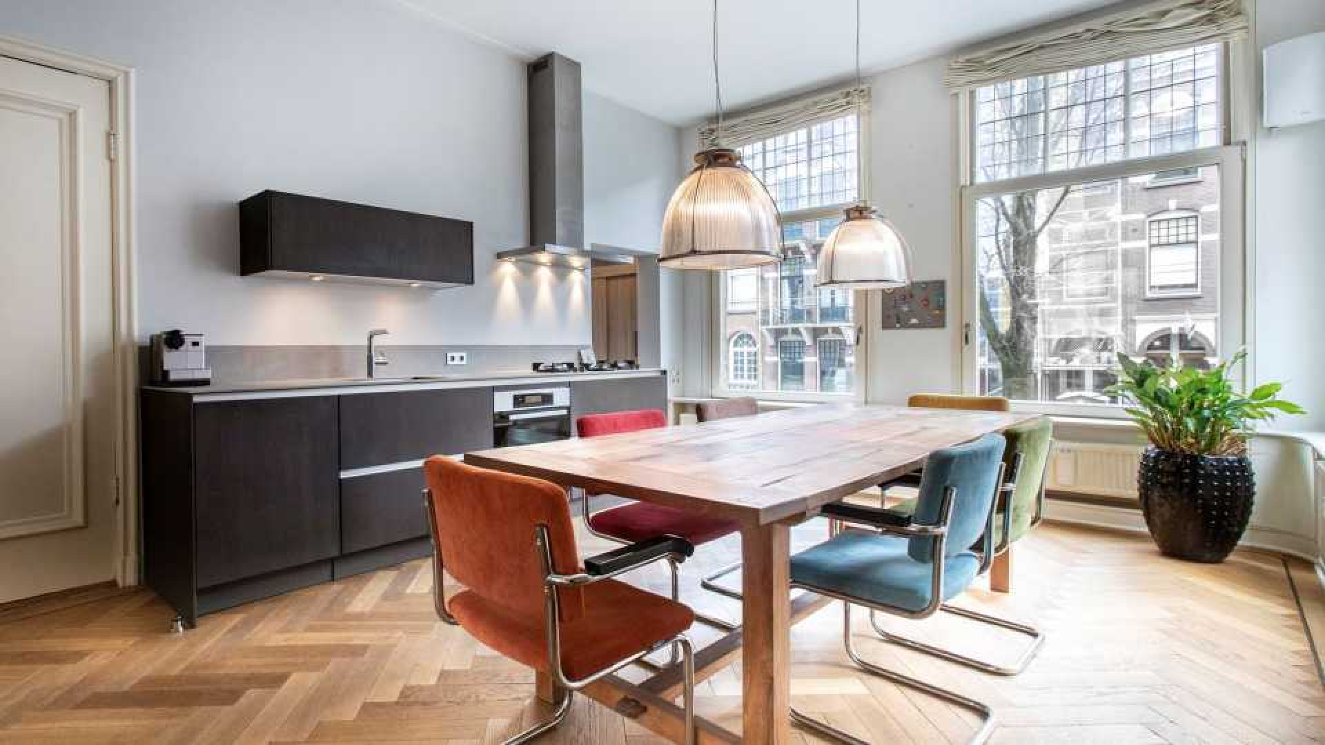 Jack Spijkerman zet zijn dubbele benedenhuis in Amsterdam Oud Zuid te koop. Zie foto's 5