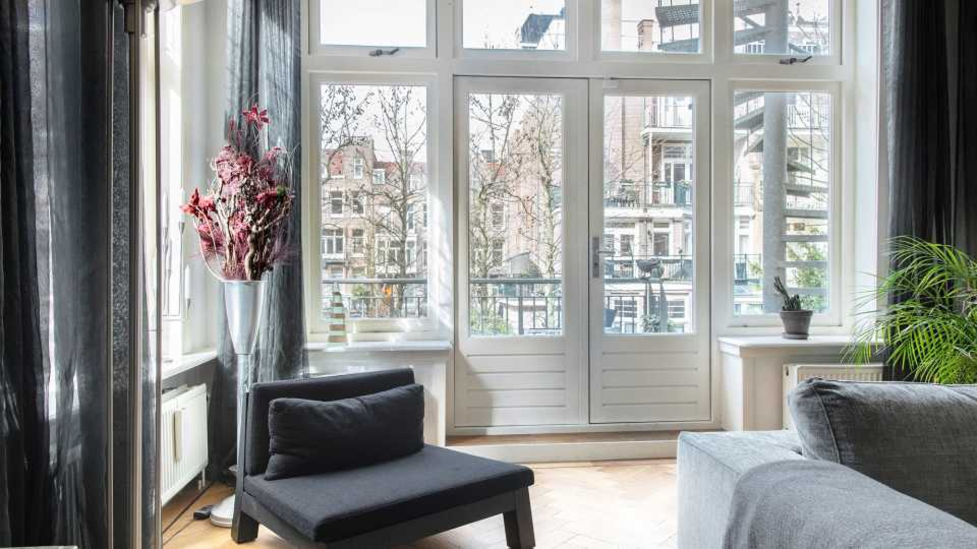 Jack Spijkerman zet zijn dubbele benedenhuis in Amsterdam Oud Zuid te koop. Zie foto's 8