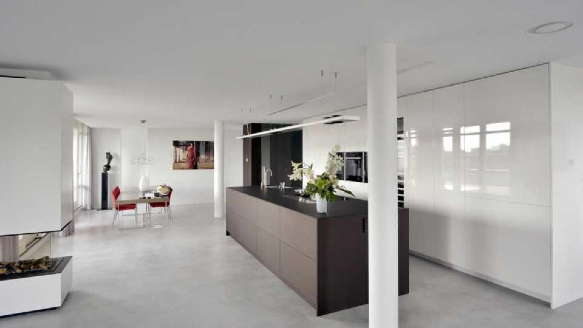 Binnenkijken in het waanzinnig luxe penthouse van Nederlands Elftal speler Denzel Dumfries. Zie foto's 6