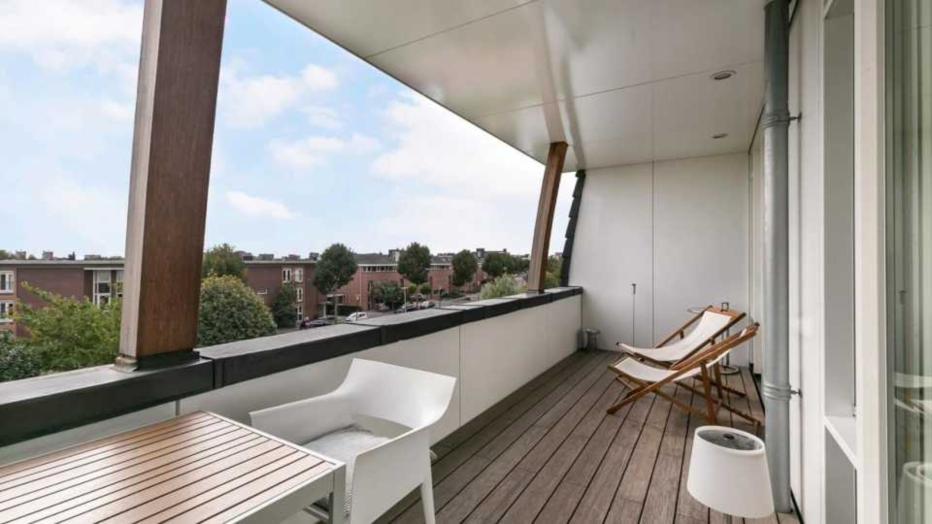 Binnenkijken in het waanzinnig luxe penthouse van Nederlands Elftal speler Denzel Dumfries. Zie foto's 17