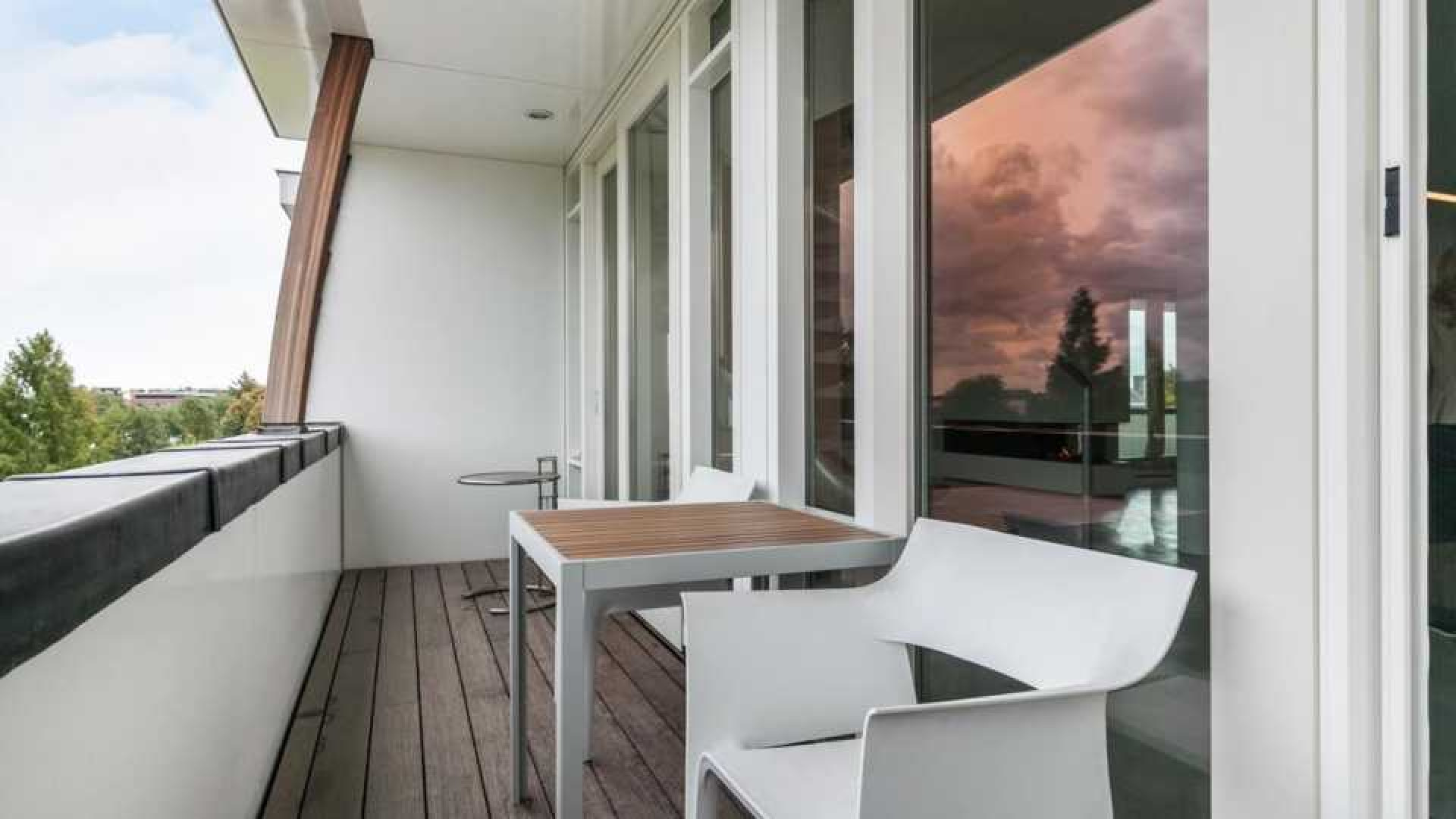 Binnenkijken in het waanzinnig luxe penthouse van Nederlands Elftal speler Denzel Dumfries. Zie foto's 18