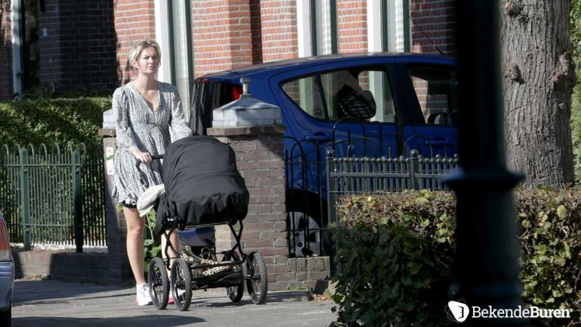 Eerste beelden Maxime Meiland wandelend met baby Vive en dochtertje Claire. Zie foto's 3