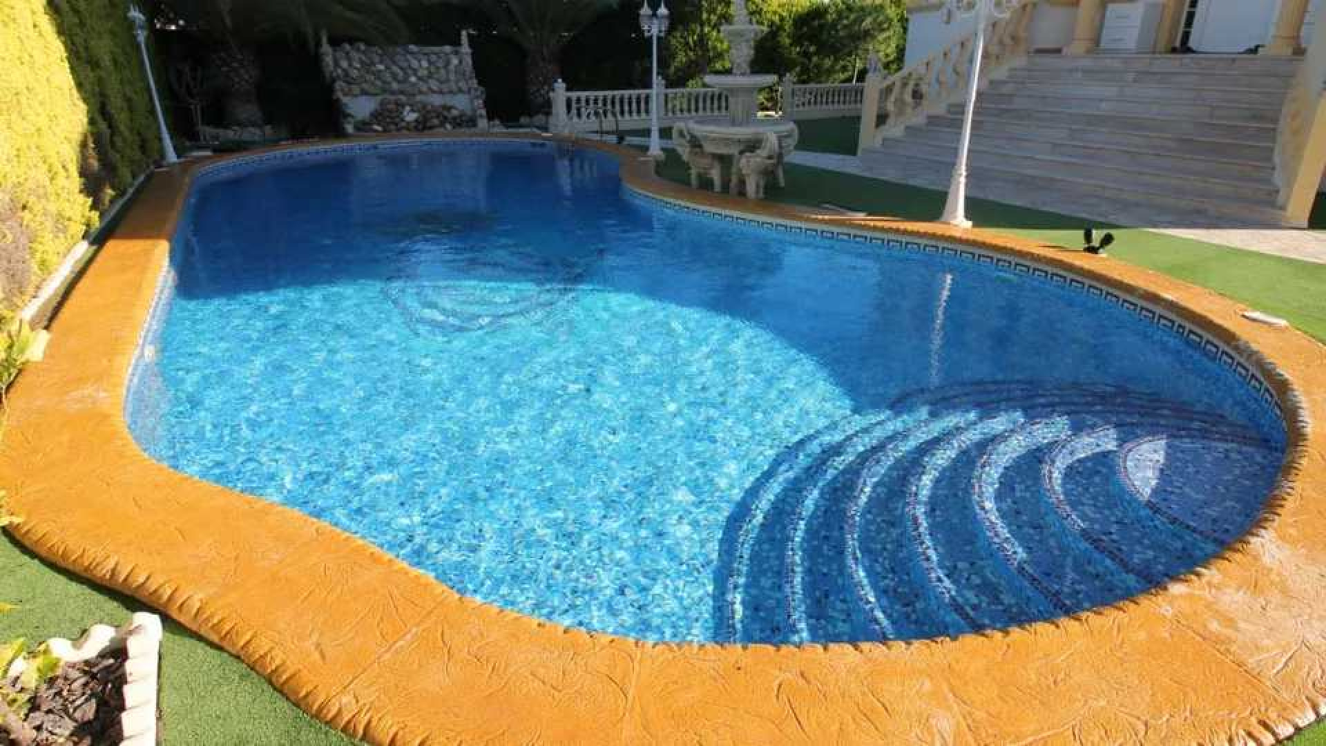 Peter Gillis koopt in Spanje miljoenen villa met twee zwembaden, sauna's en lift. Zie foto's 3