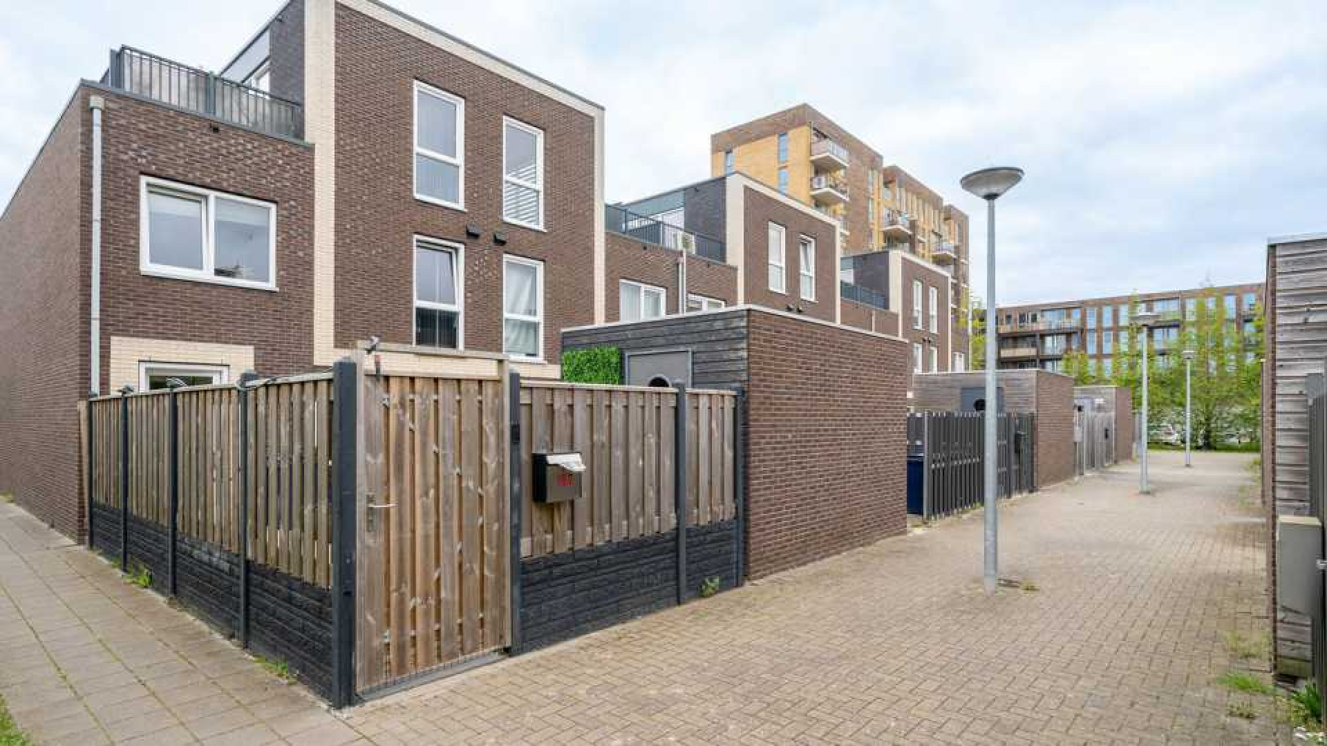 Topmodel Yfke Sturm koopt eengezinswoning in Almere. Zie foto's 15