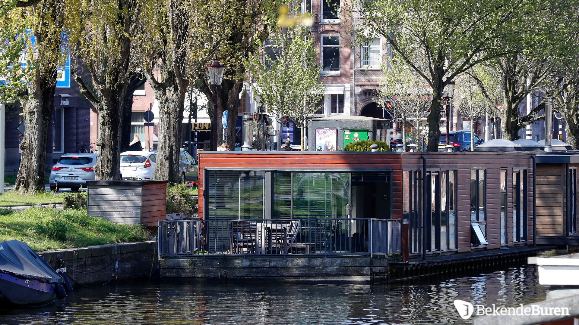Martijn Krabbe woont gedwongen op deze woonboot. Zie foto's 5